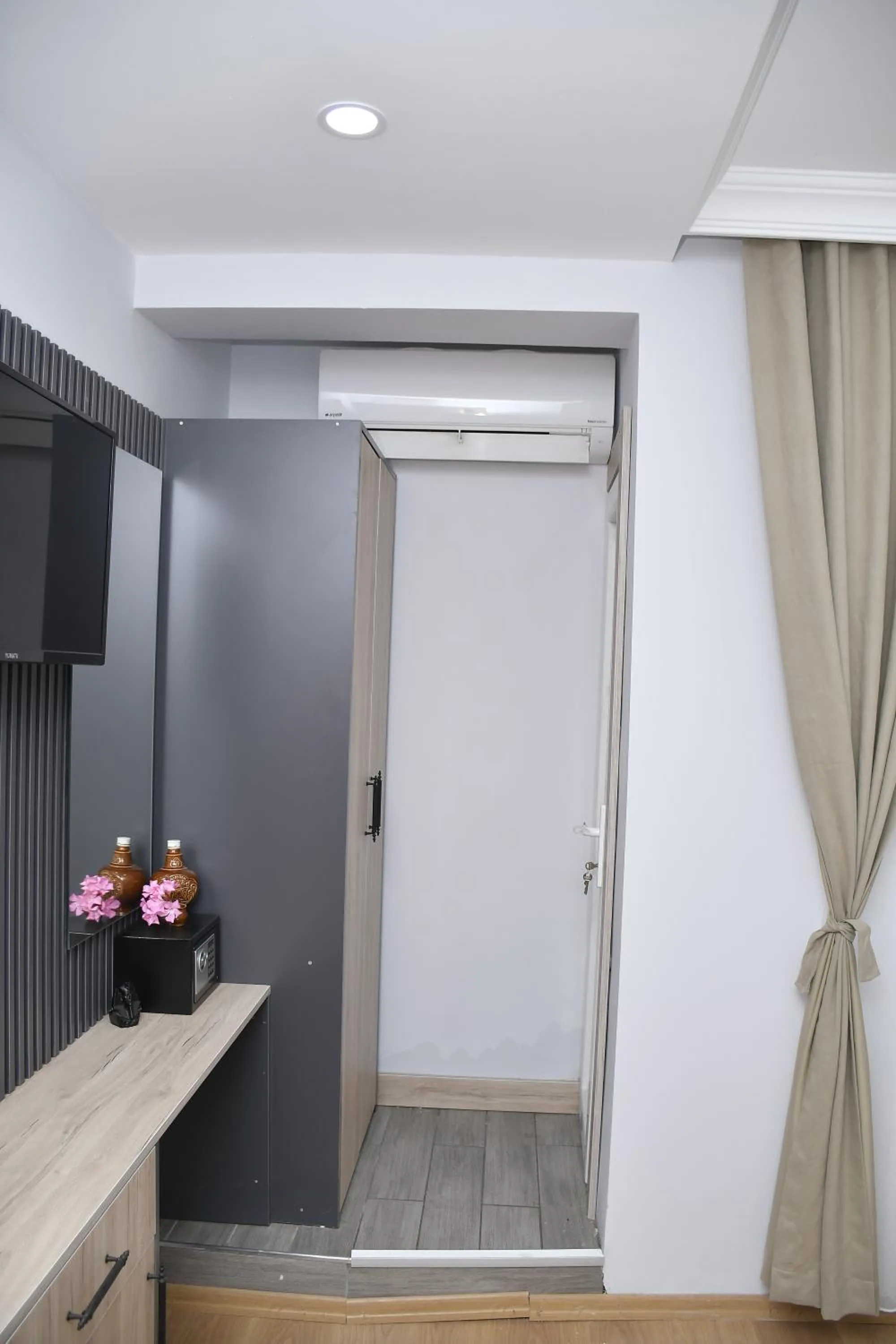 Communal lounge/ TV room in Hotel Arinna