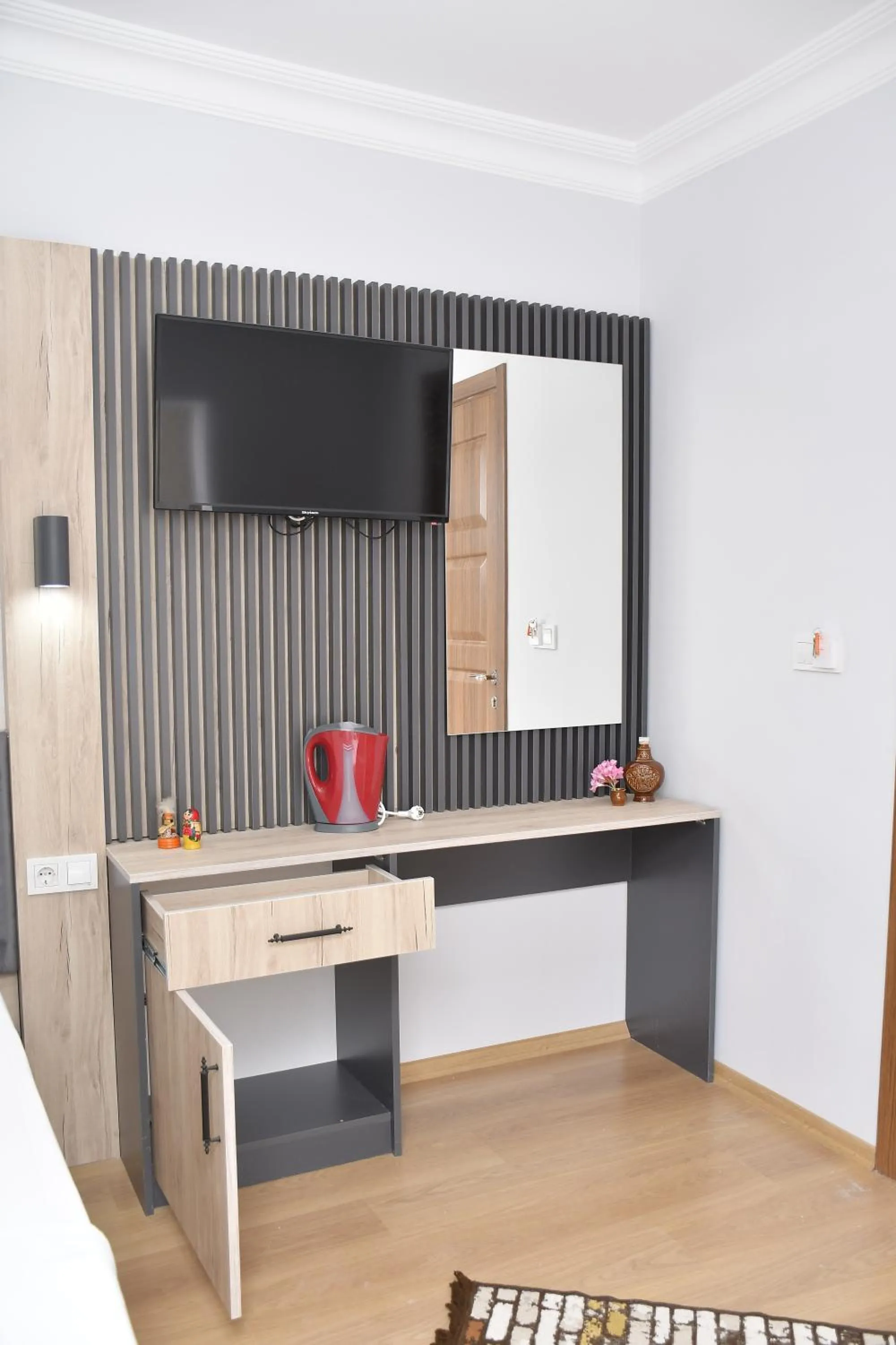 Communal lounge/ TV room in Hotel Arinna