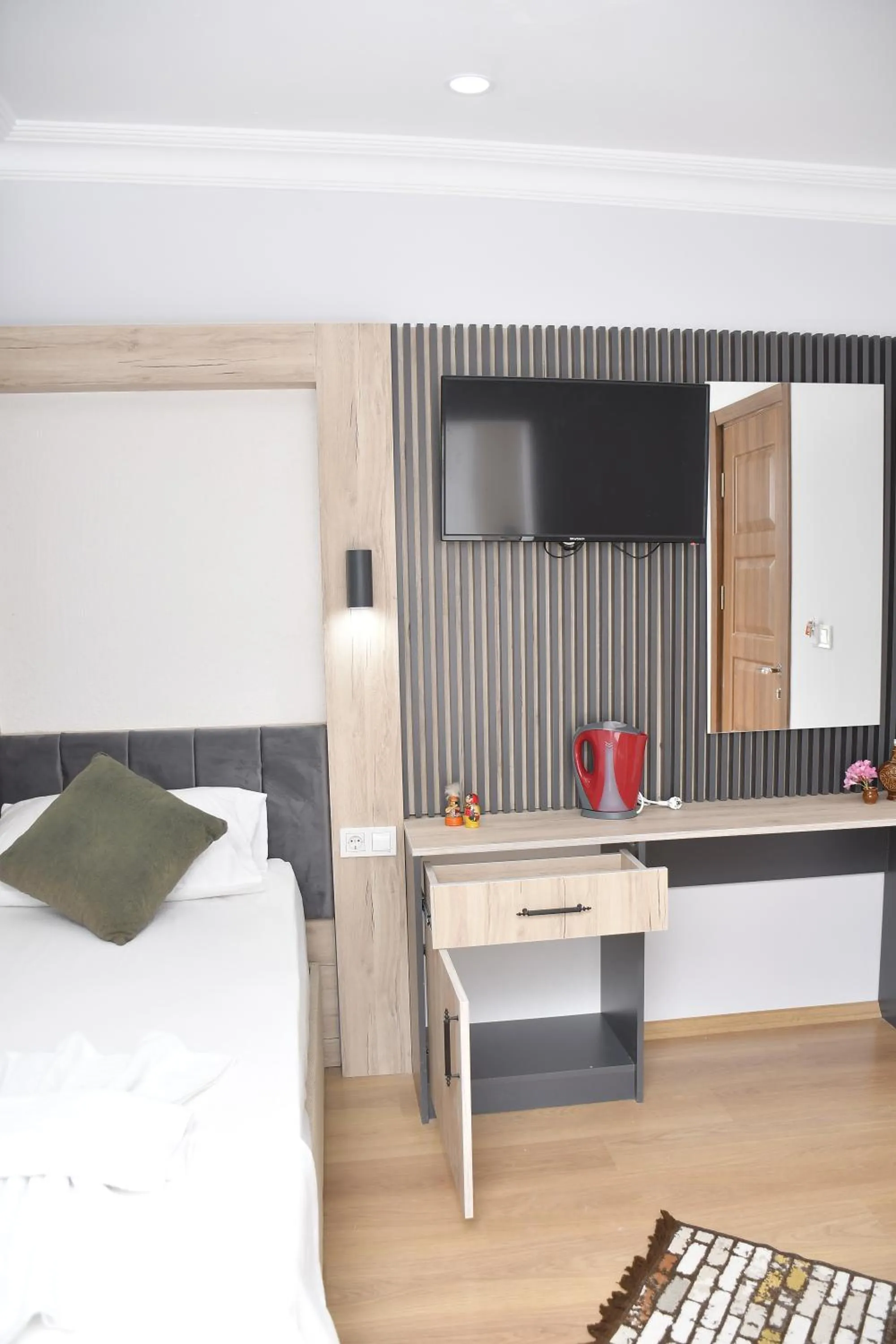 Communal lounge/ TV room, Bed in Hotel Arinna