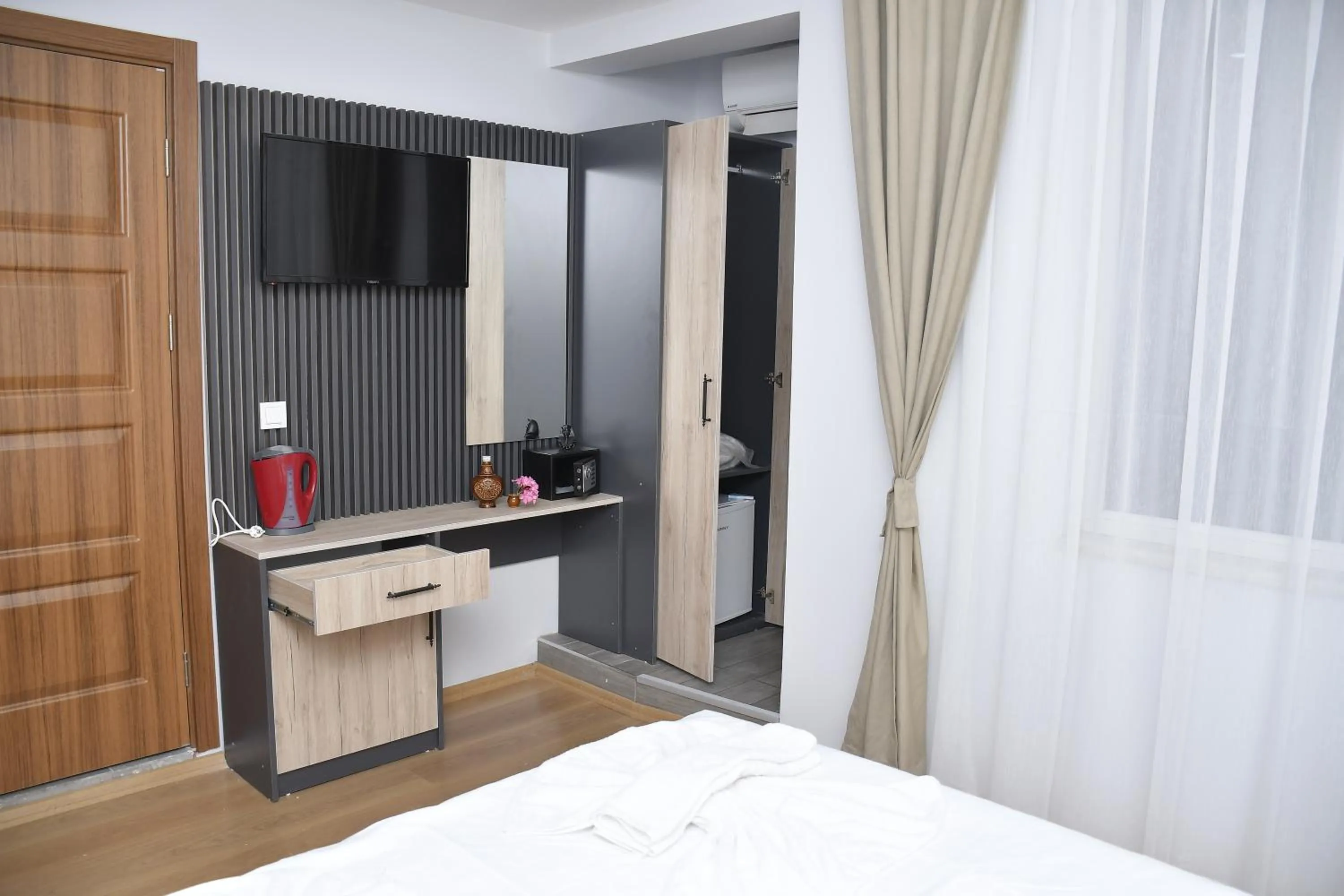 Communal lounge/ TV room, Bed in Hotel Arinna