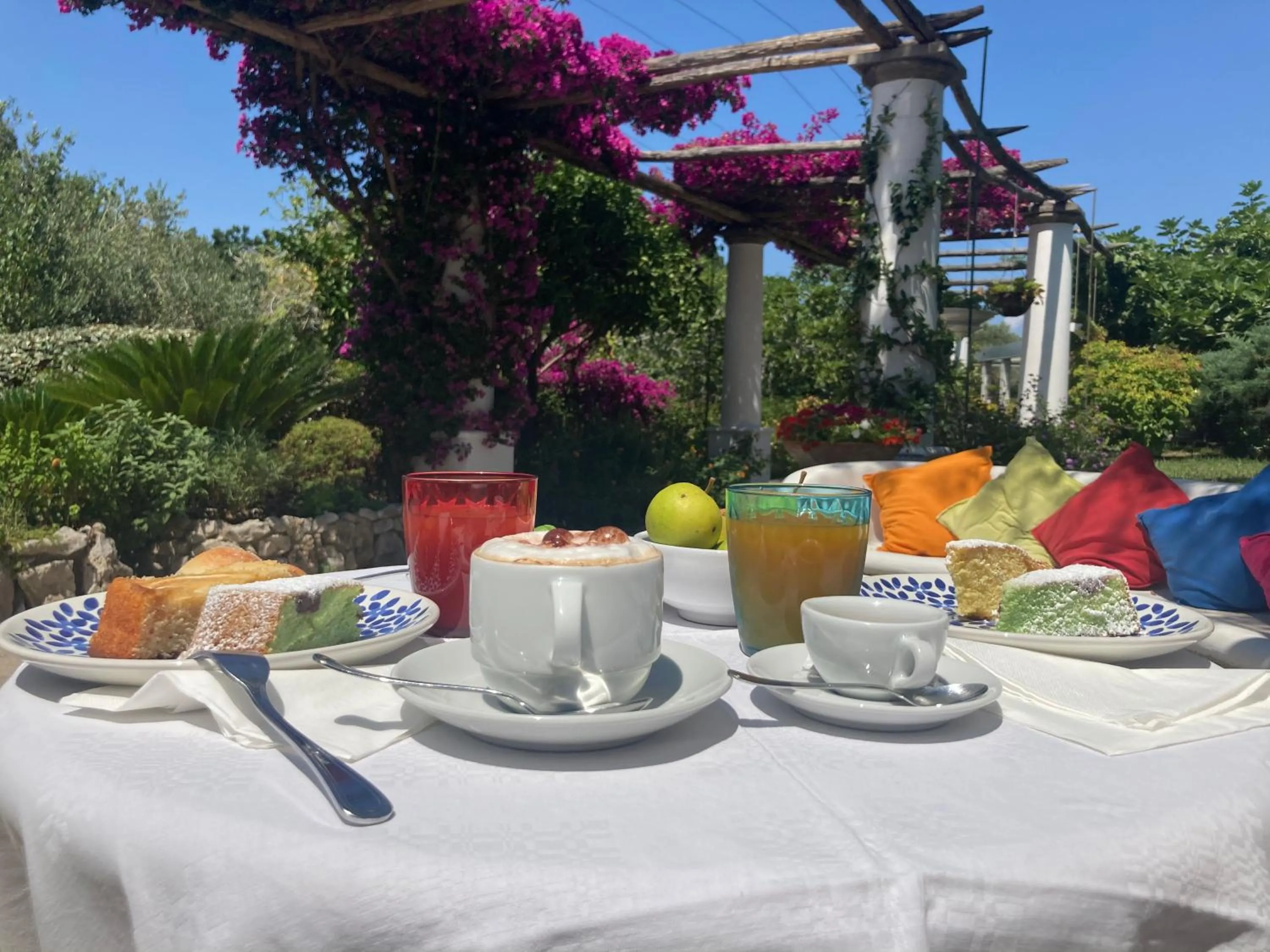 Food and drinks in Hotel Al Mulino - Mediterranean Hideaway