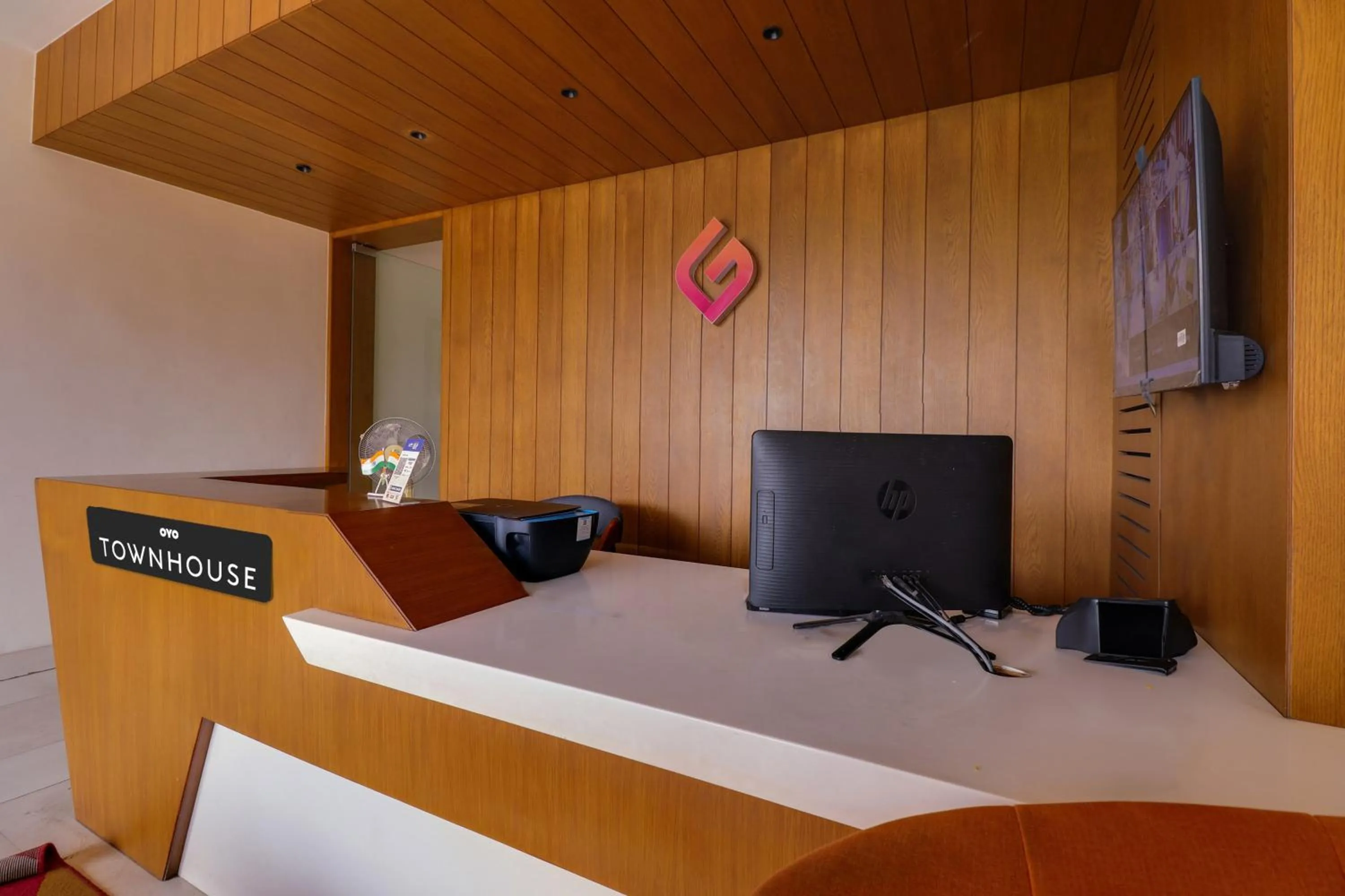 Lobby or reception in Super Townhouse RCC Lamps