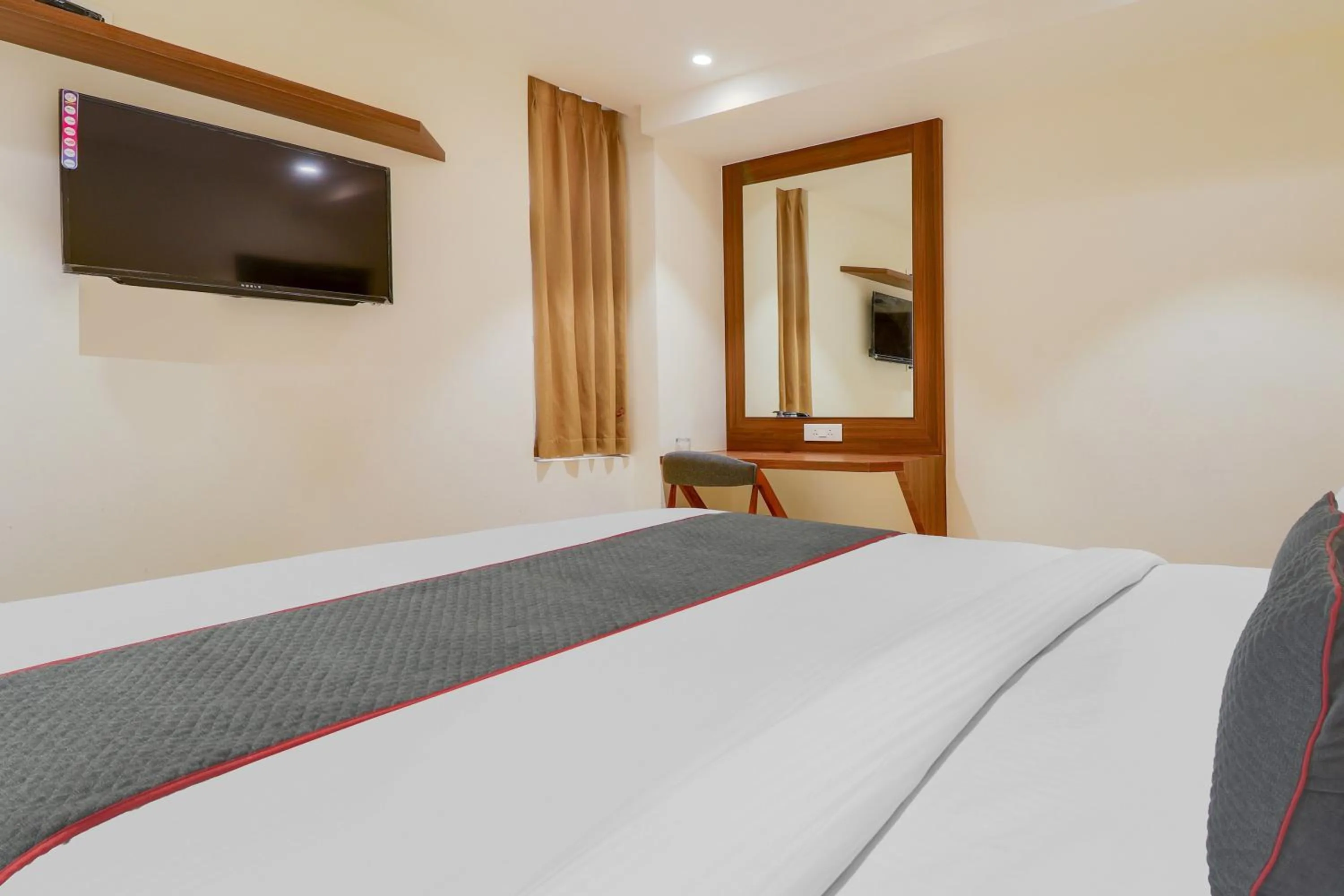 Bedroom in Super Townhouse RCC Lamps