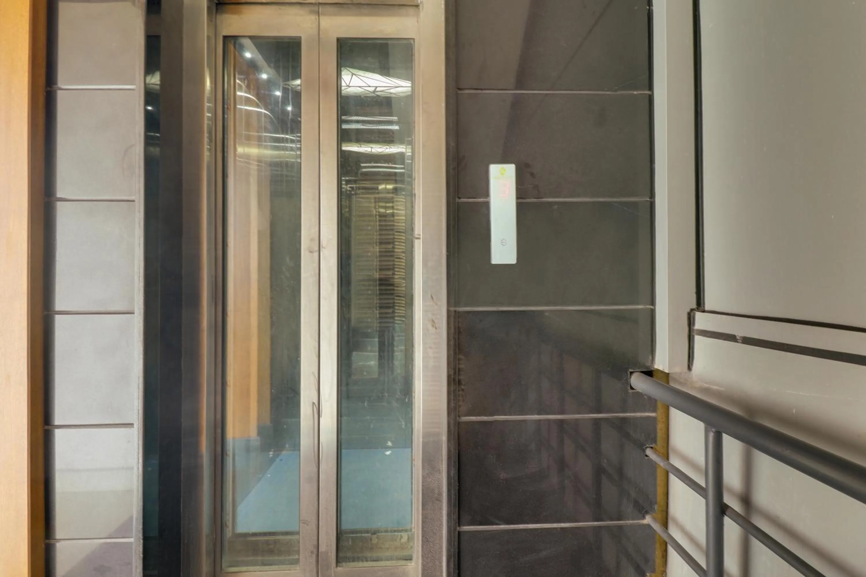 Facade/entrance in Super Townhouse RCC Lamps