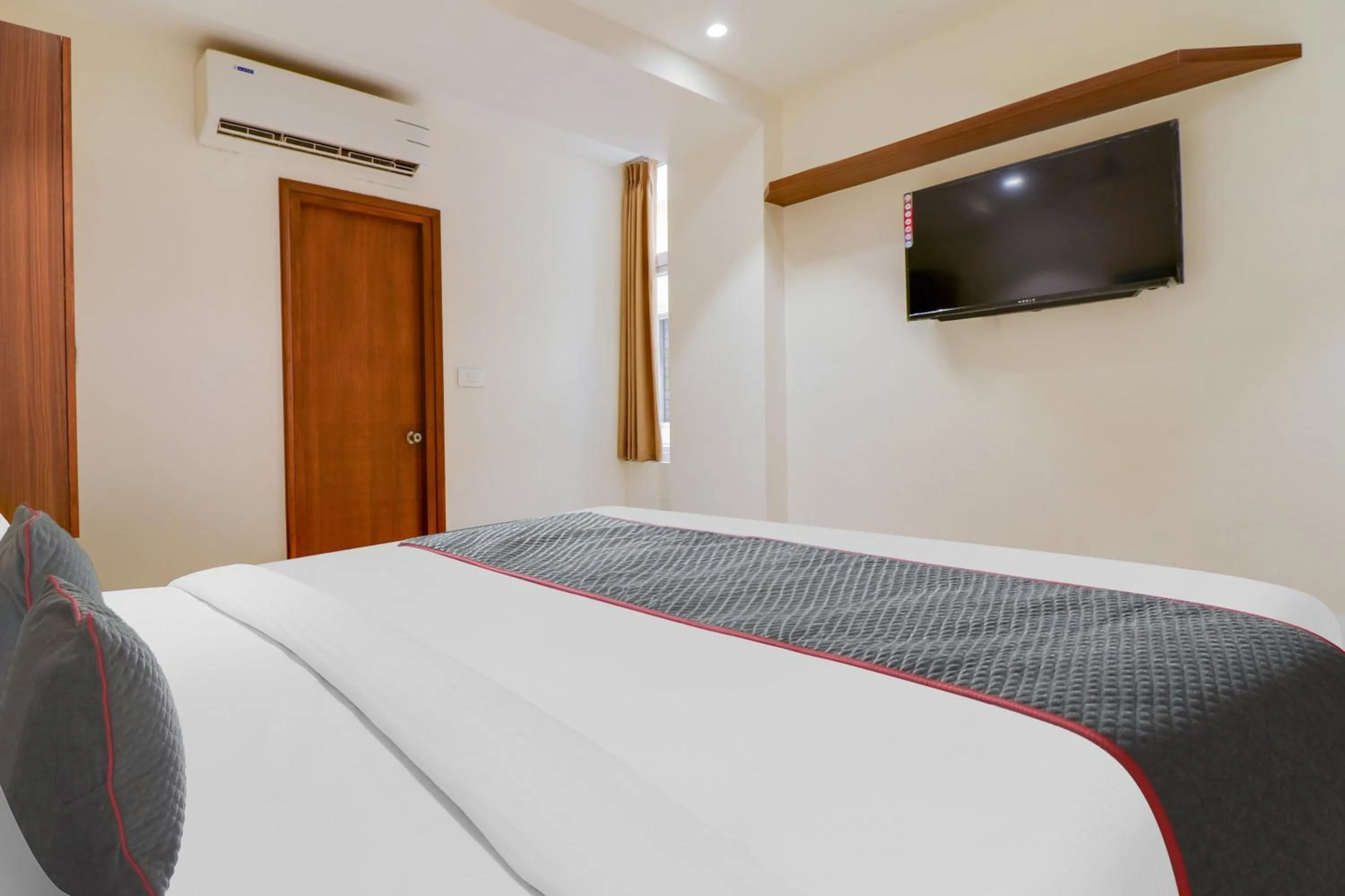 Bedroom in Super Townhouse RCC Lamps