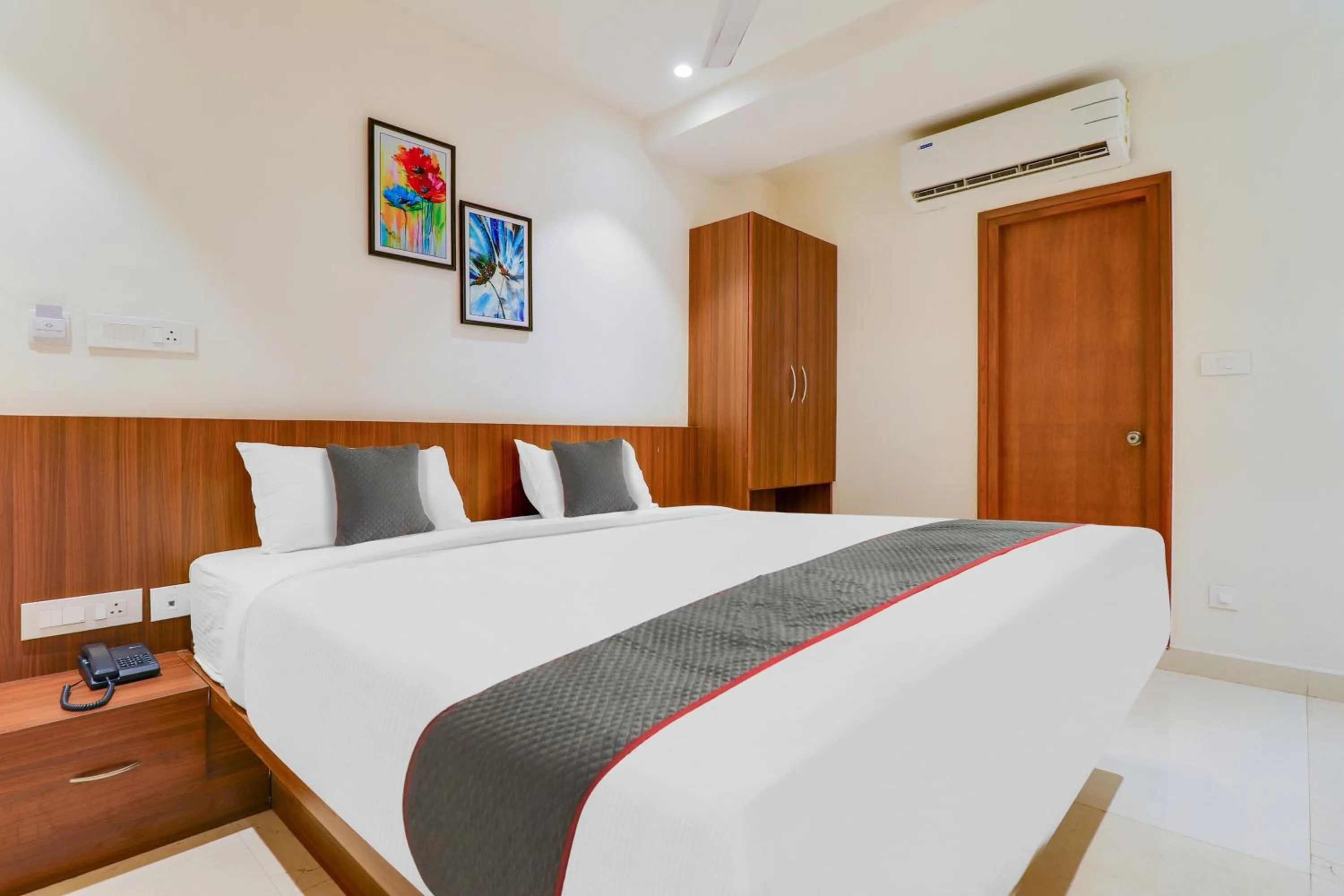 Bedroom in Super Townhouse RCC Lamps