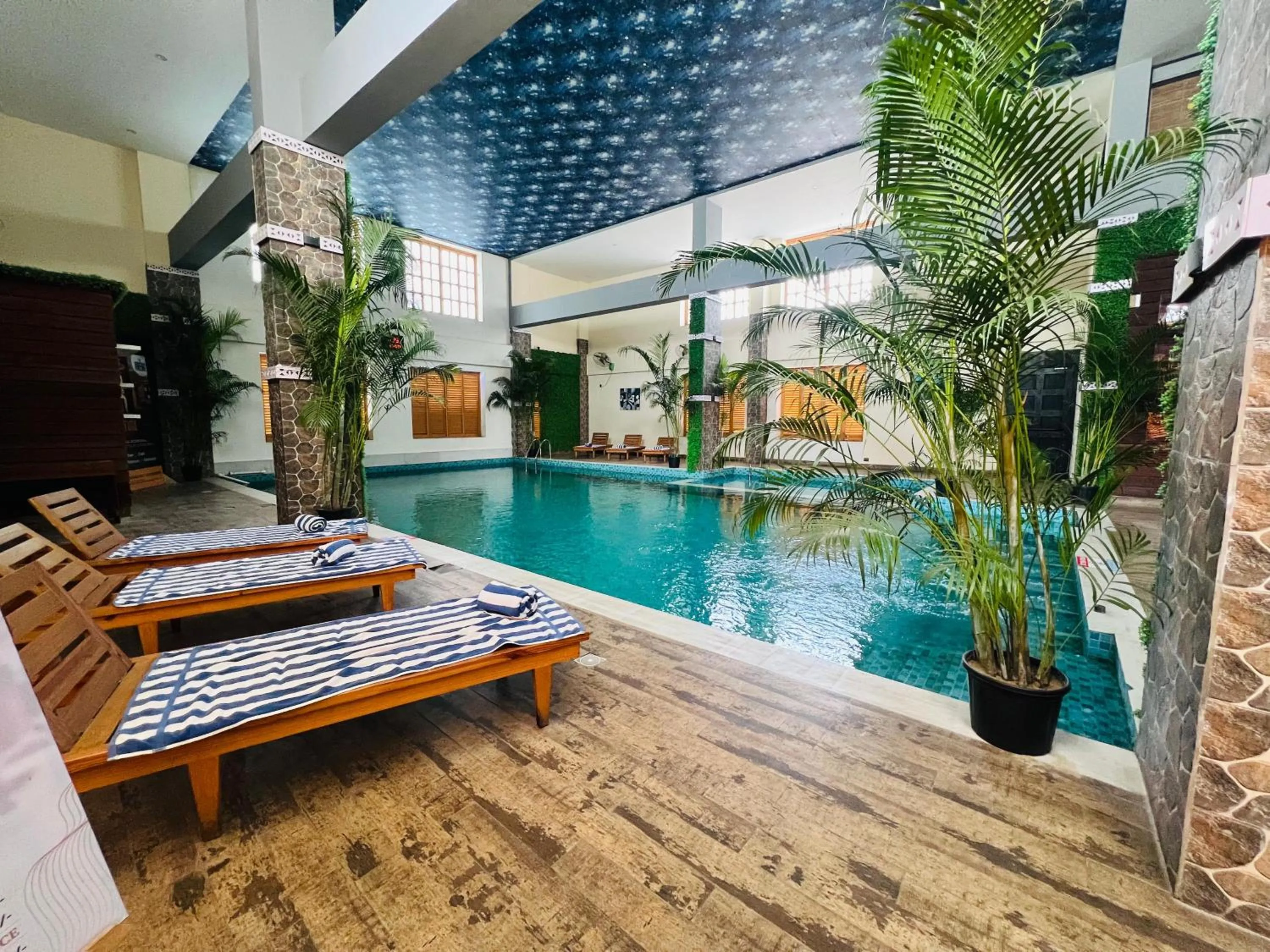 Swimming pool in Golden Retreat