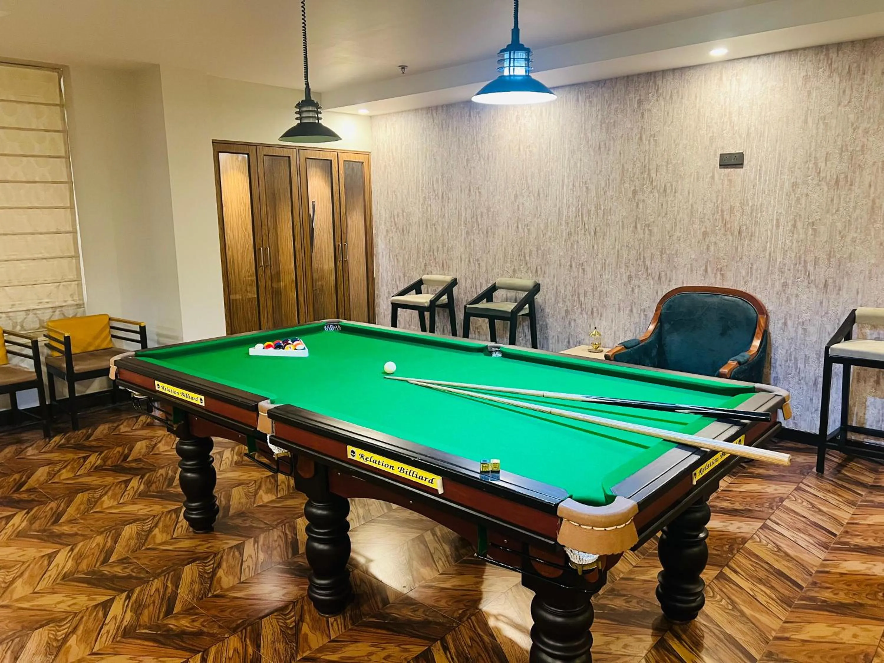 Billiard in Golden Retreat