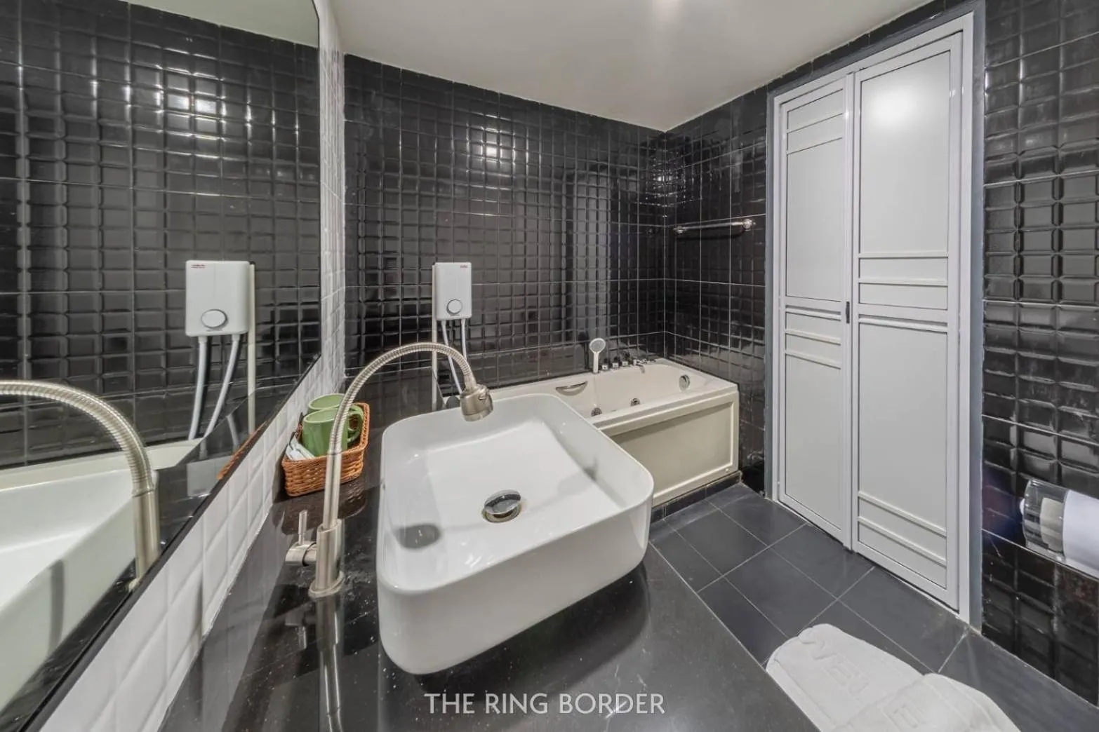 Bathroom in The Ring Border