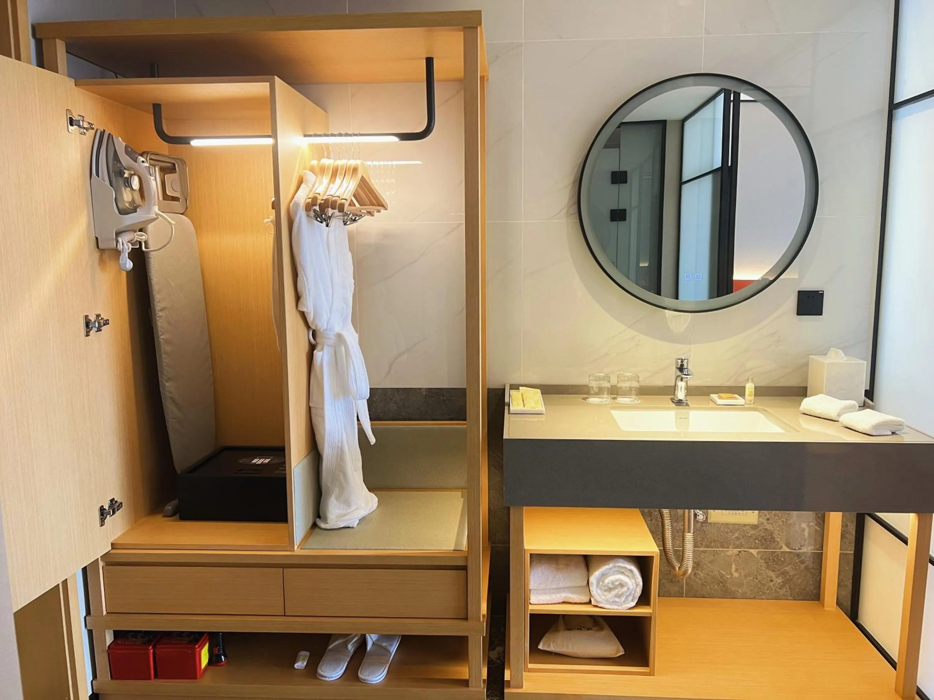 wardrobe in Hilton Garden Inn Huzhou Anji Phoenix Mountain