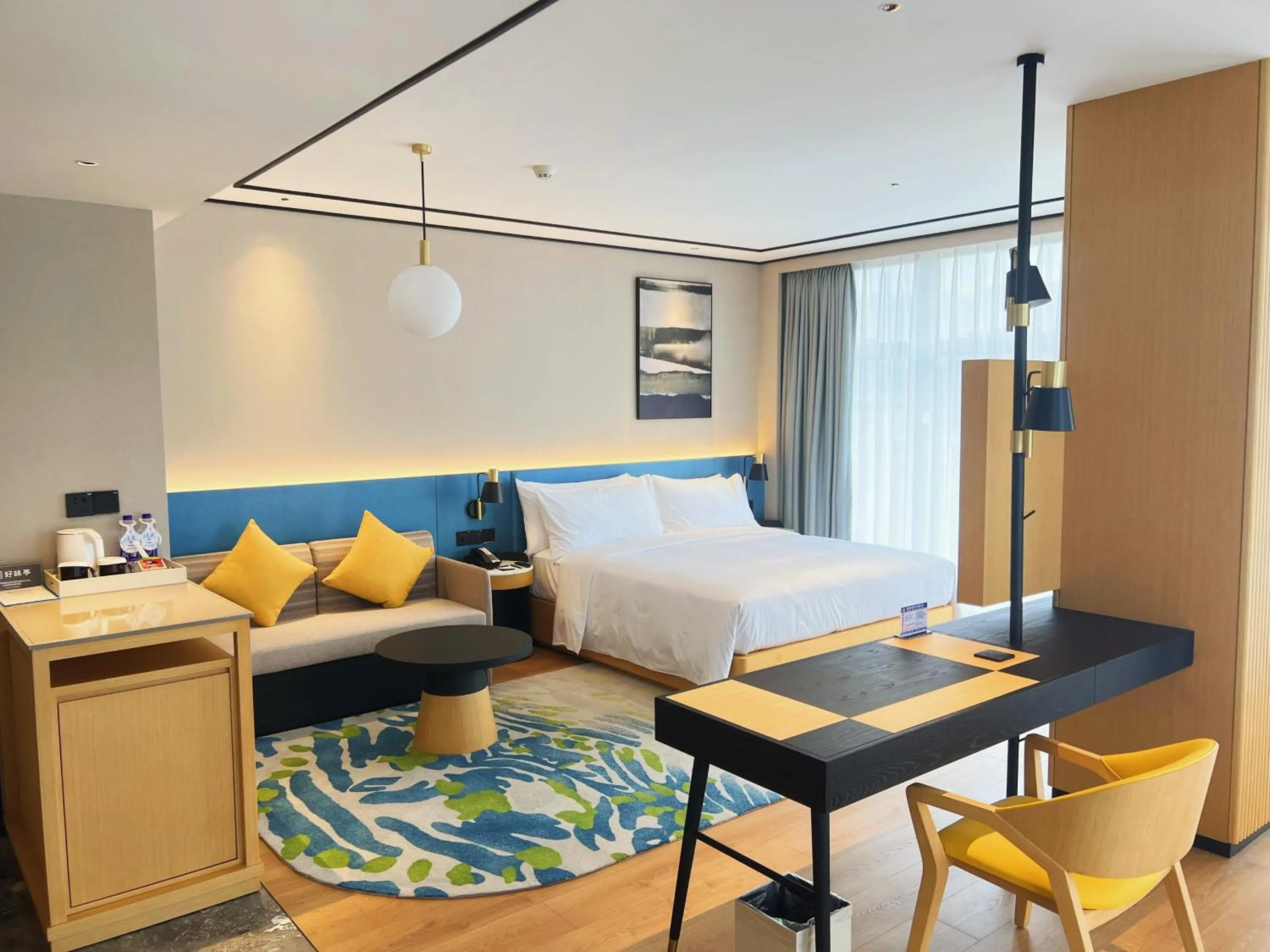 Seating area, Bed in Hilton Garden Inn Huzhou Anji Phoenix Mountain