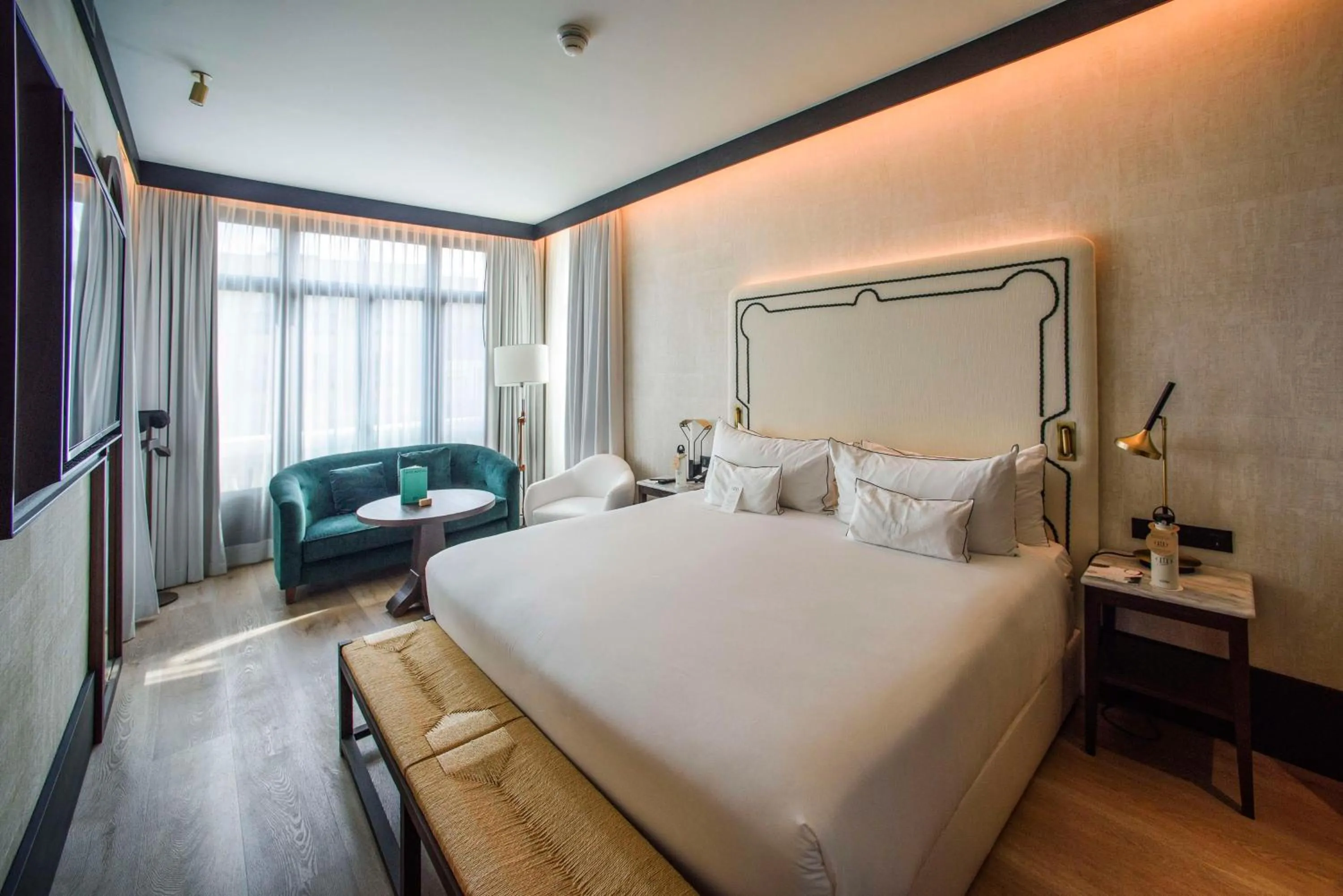 Photo of the whole room, Bed in Hotel Montera Madrid, Curio Collection By Hilton