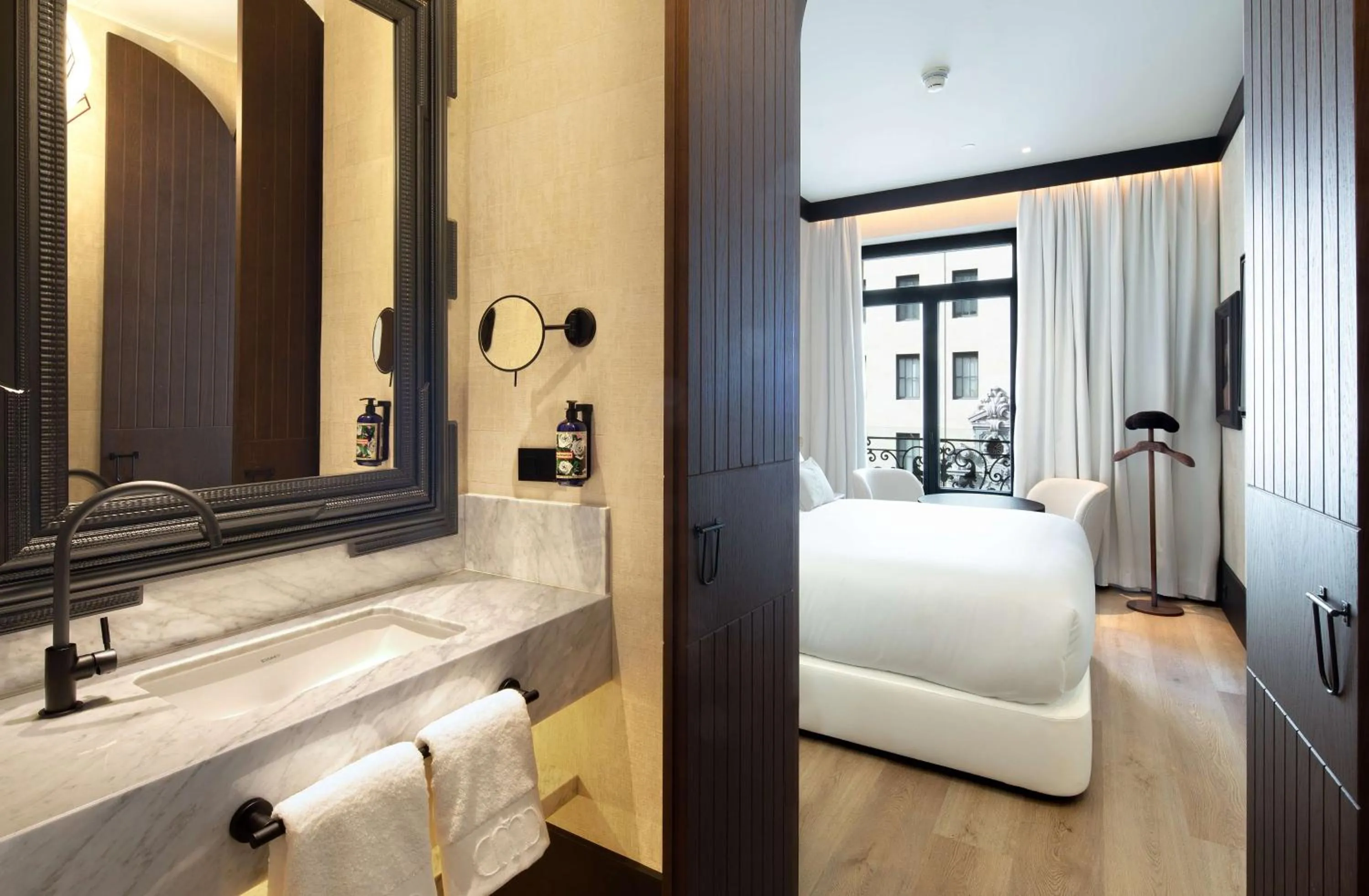 Bathroom, Bed in Hotel Montera Madrid, Curio Collection By Hilton