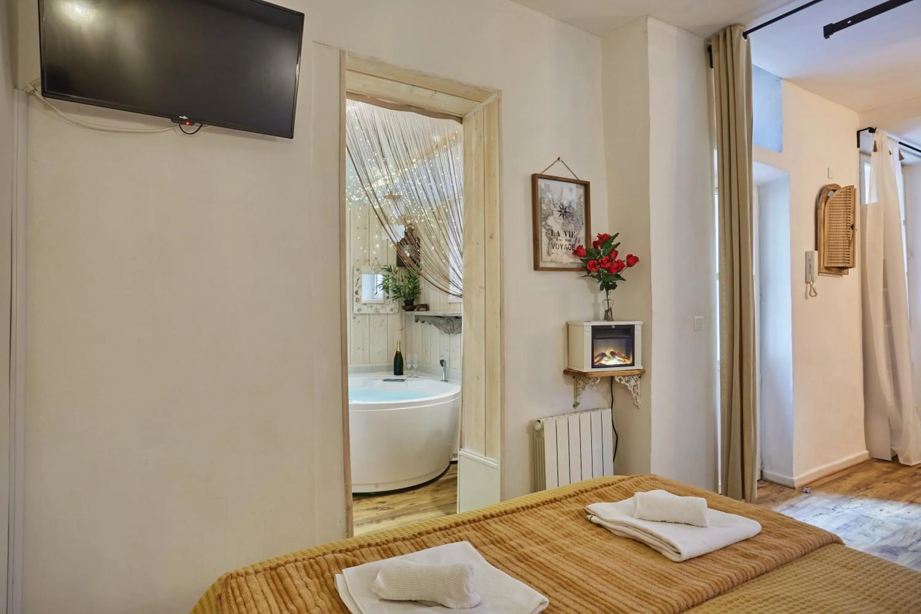 Bed in Appart Aix sauna jacuzzi balneo spa privatifs hyper centre historique cour intérieur