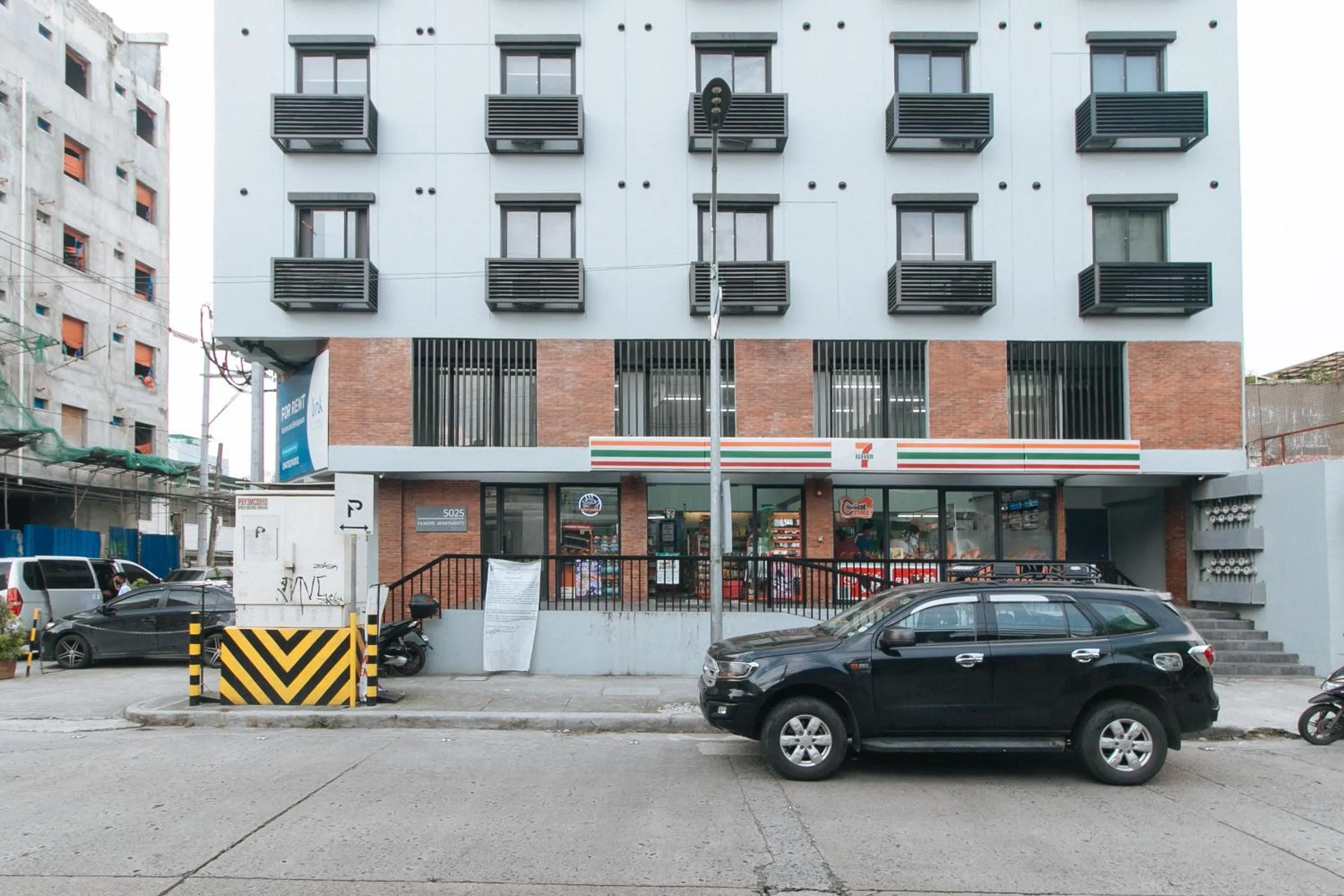 Property building in Filmore Suites Makati by RedDoorz