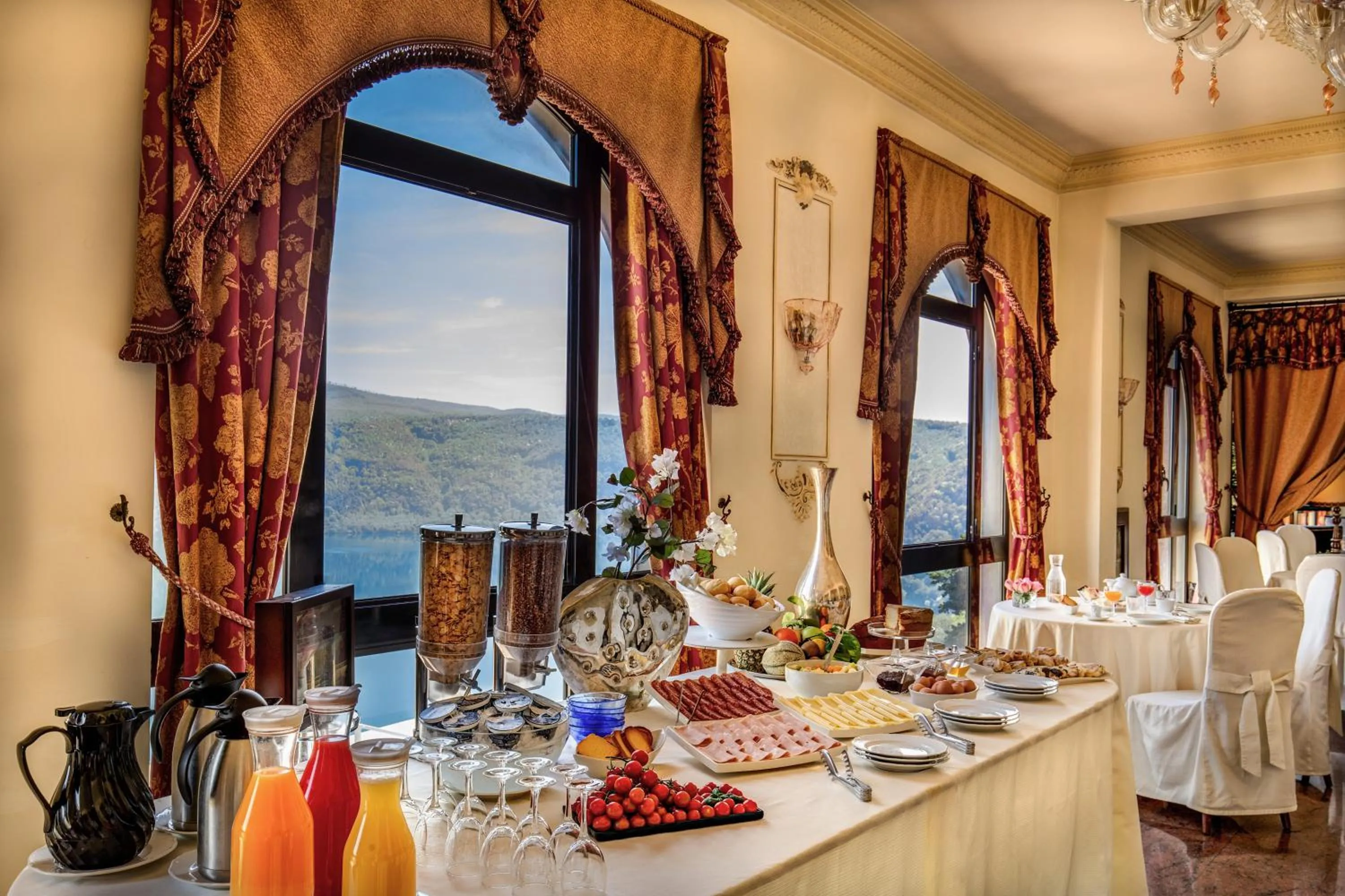 Buffet breakfast in Hotel Castel Vecchio