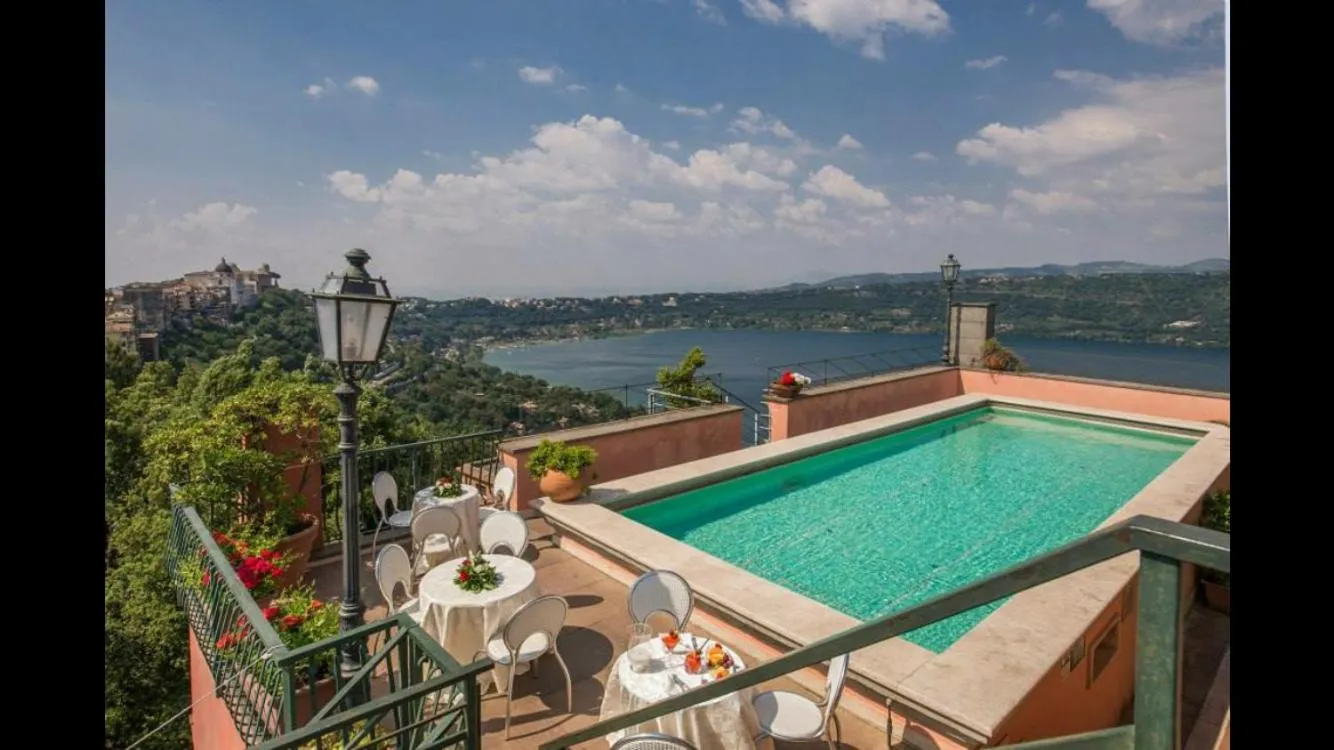 Swimming pool in Hotel Castel Vecchio