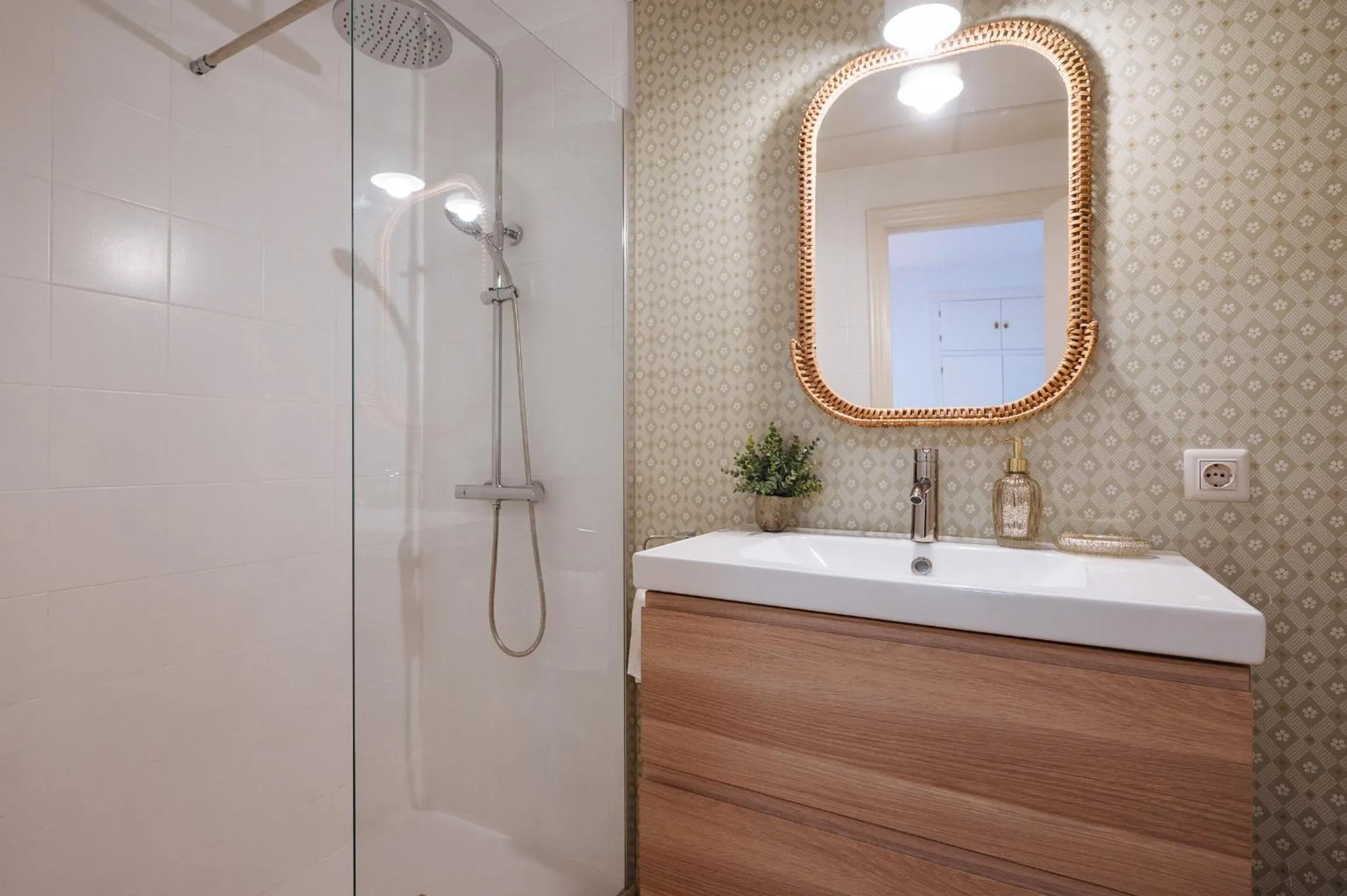 Bathroom in Lirio Suite Apartment - Private Parking included
