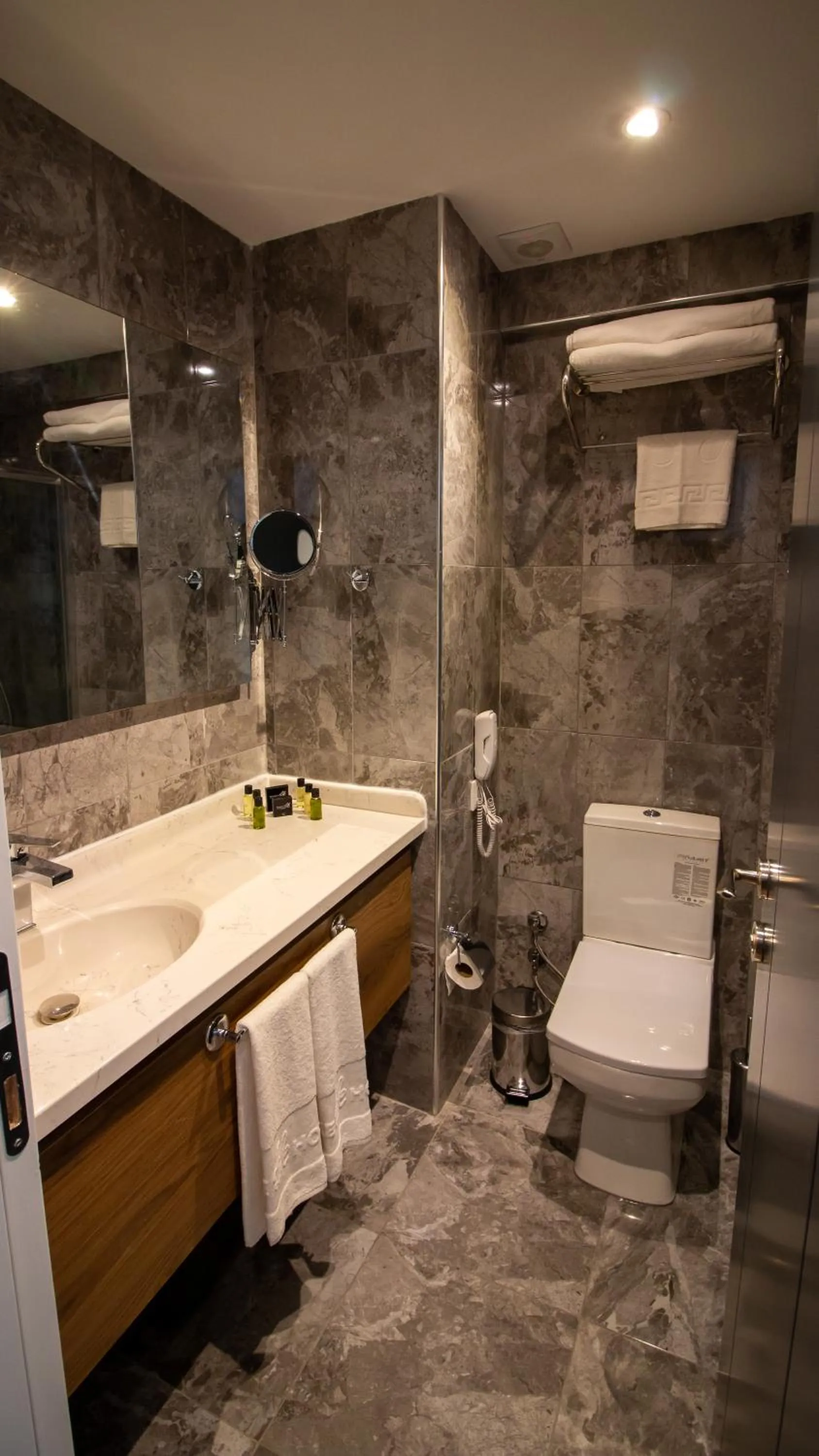 Bathroom in Lake Life Hotel