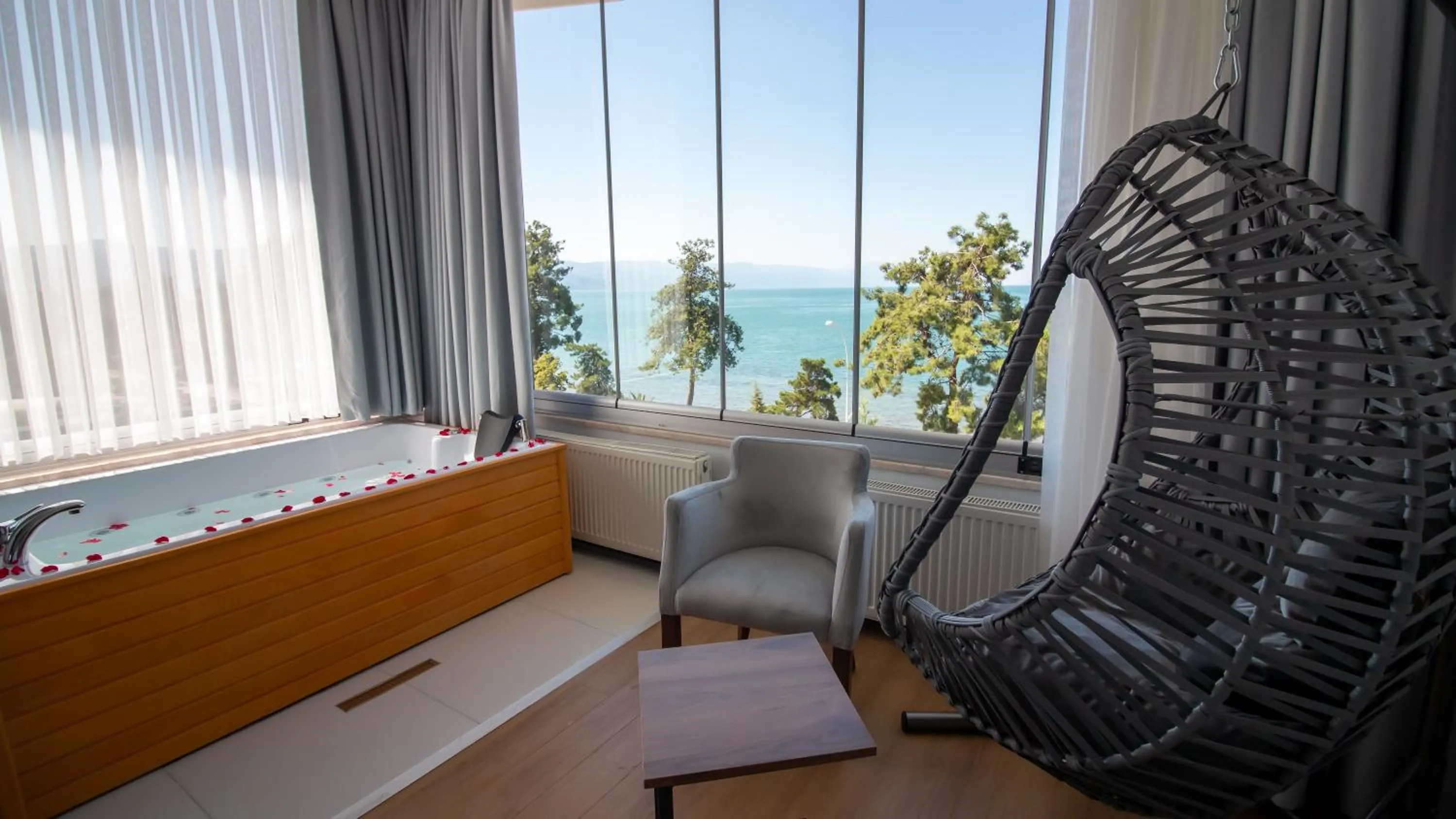 Bathroom in Lake Life Hotel