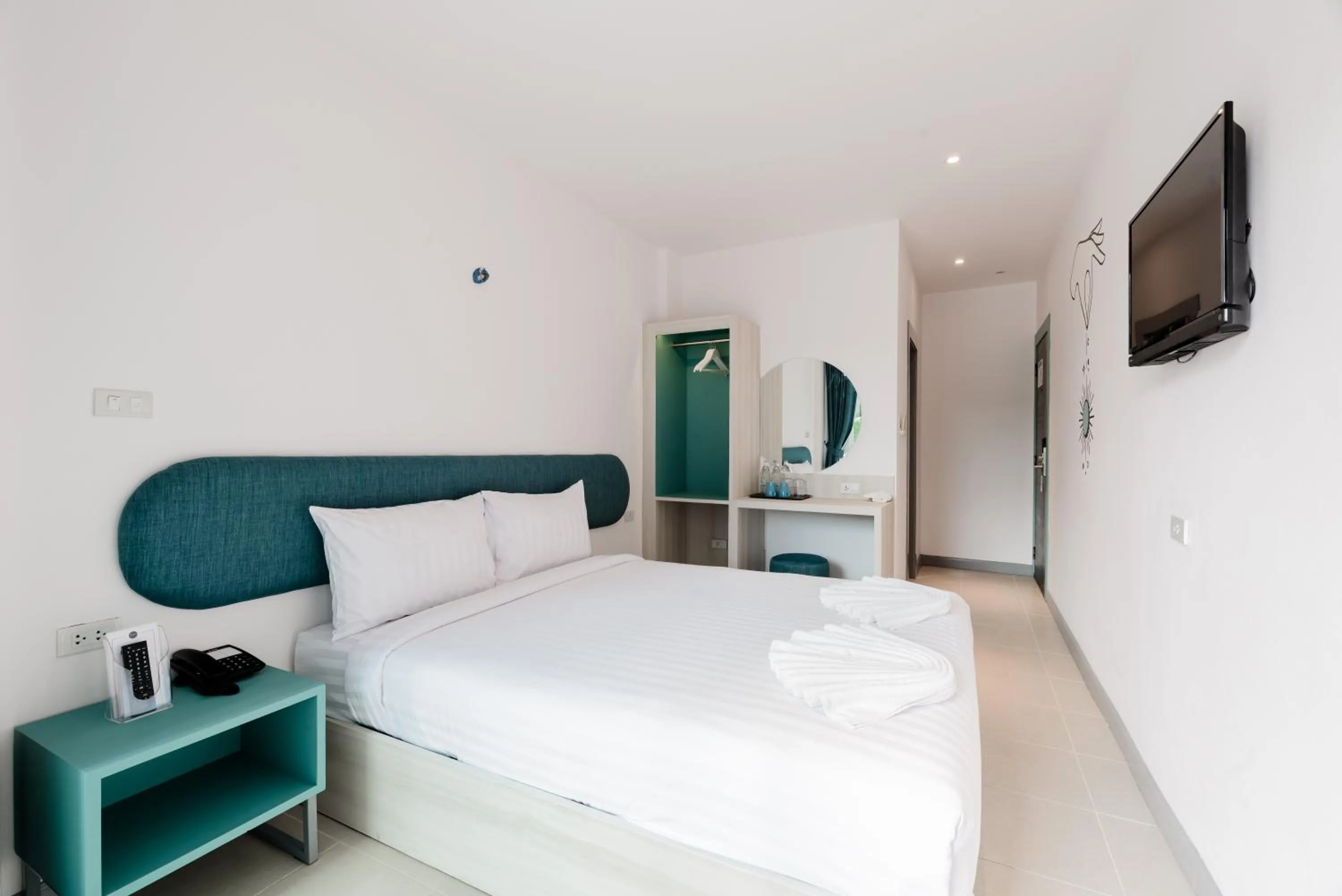 Photo of the whole room, Bed in Moon Budget Hotel