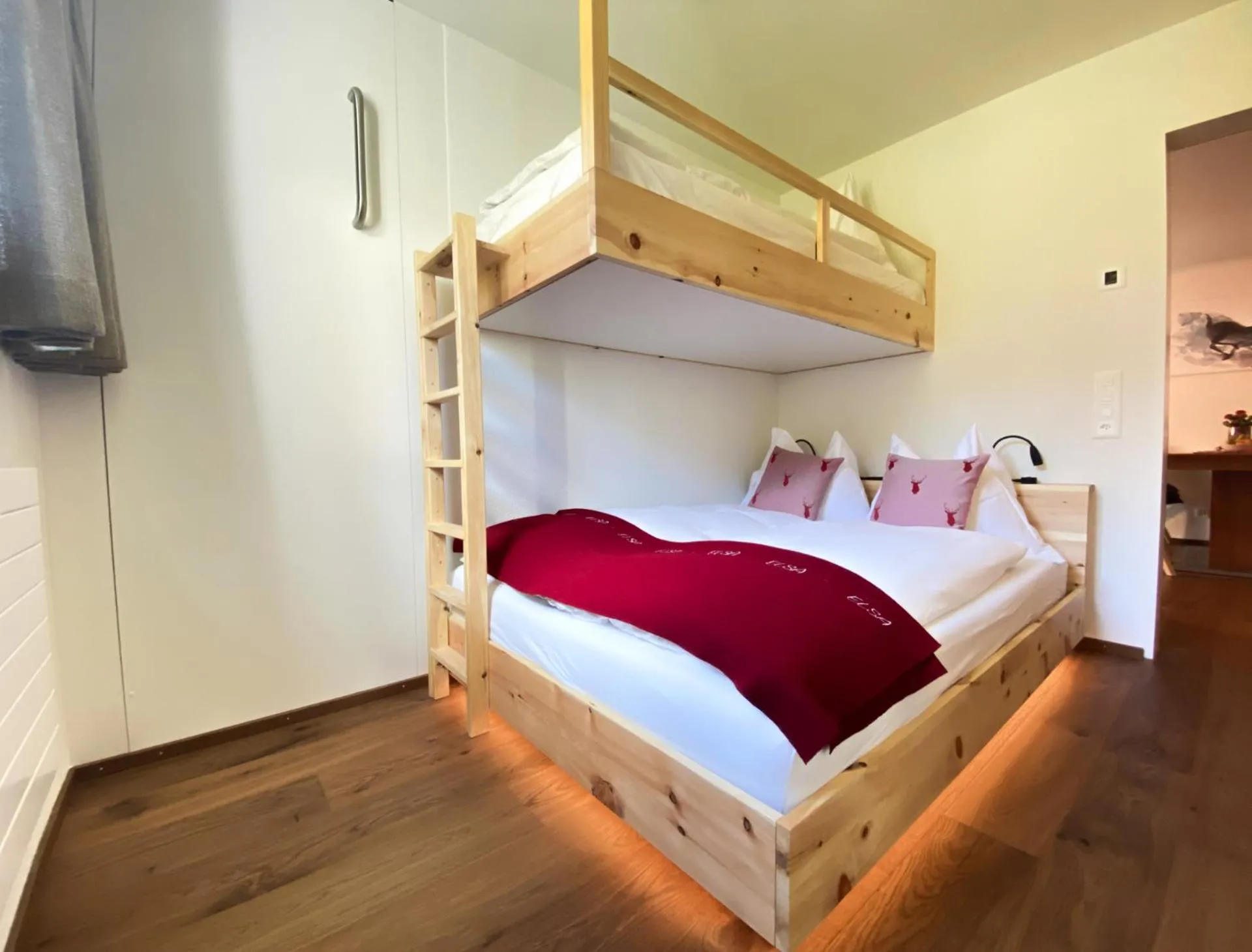 Photo of the whole room, Bed in Elsa