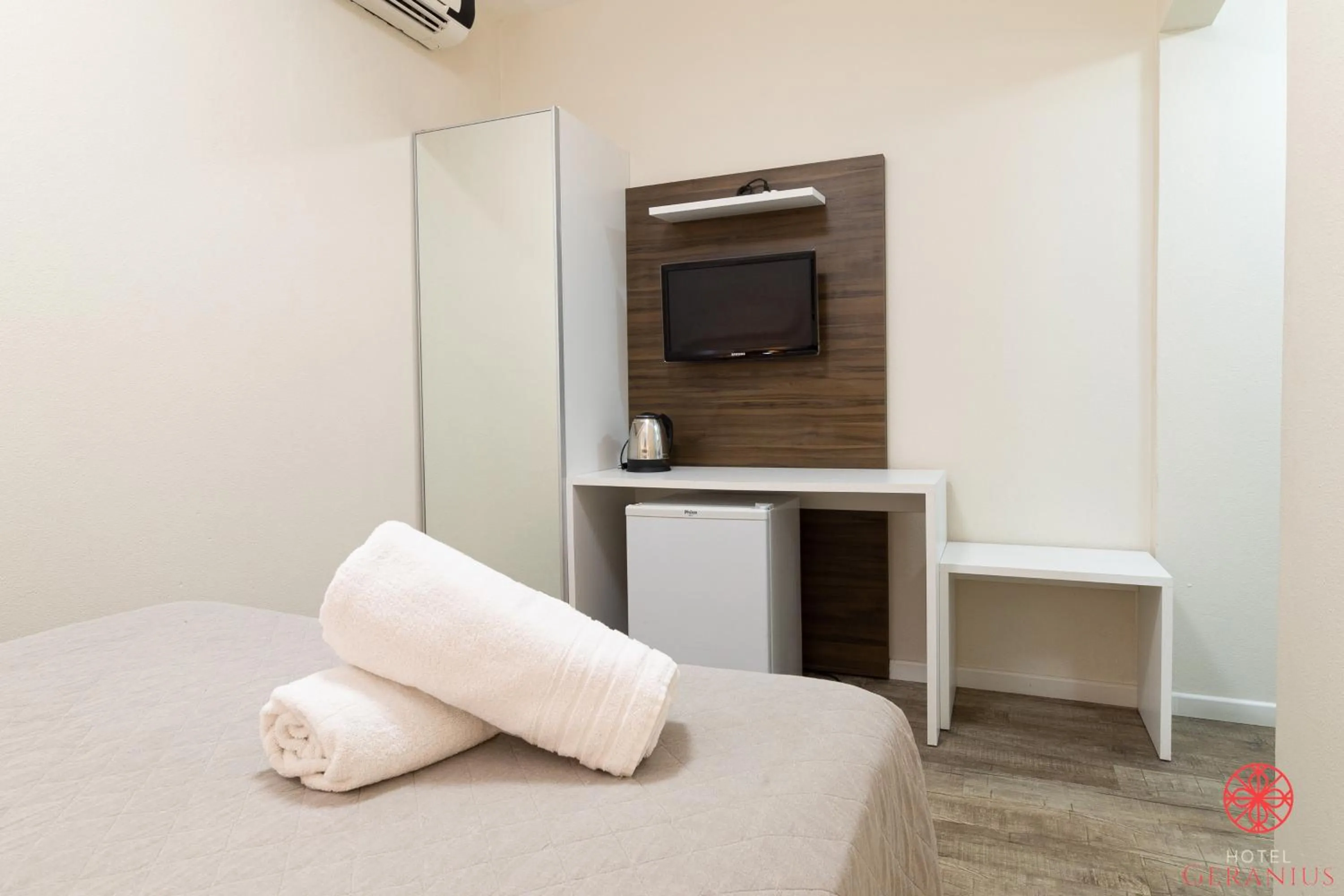 TV and multimedia, Bed in Hotel Geranius Ingleses