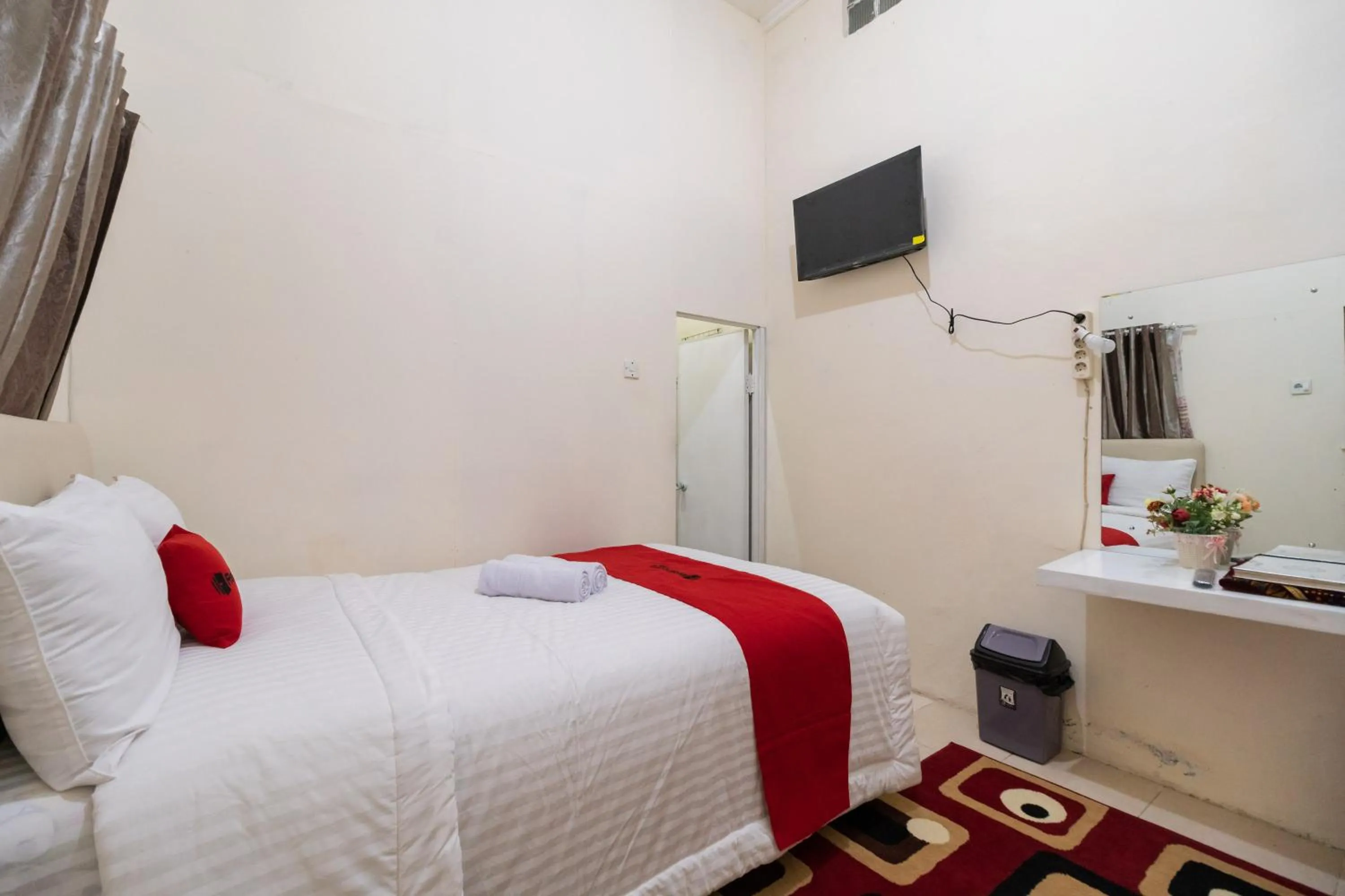 Bedroom, Bed in RedDoorz Syariah near Pasar Aur Kuning