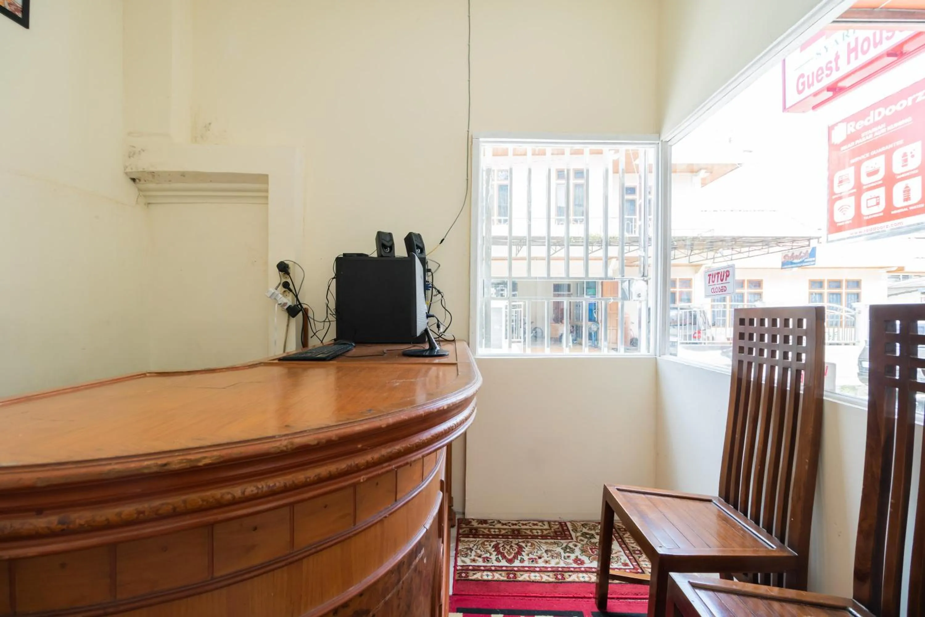 Lobby or reception in RedDoorz Syariah near Pasar Aur Kuning