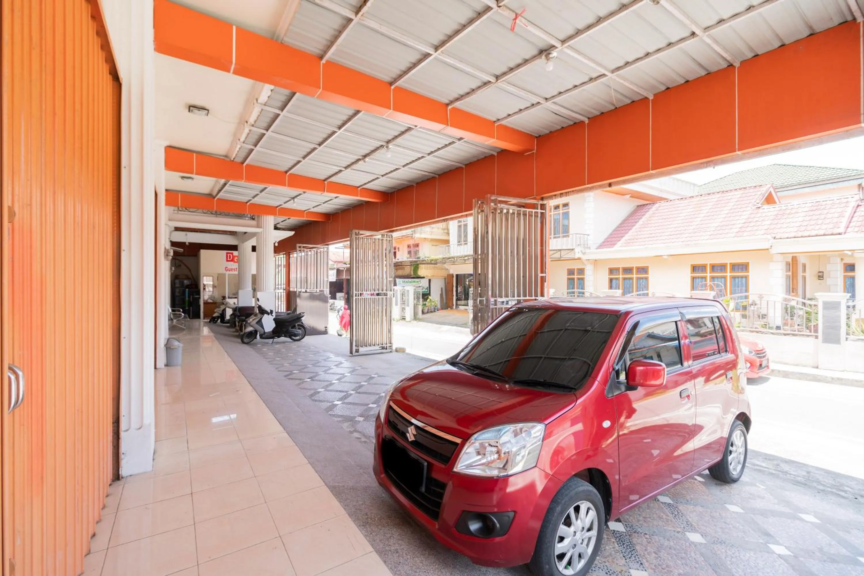 Parking in RedDoorz Syariah near Pasar Aur Kuning