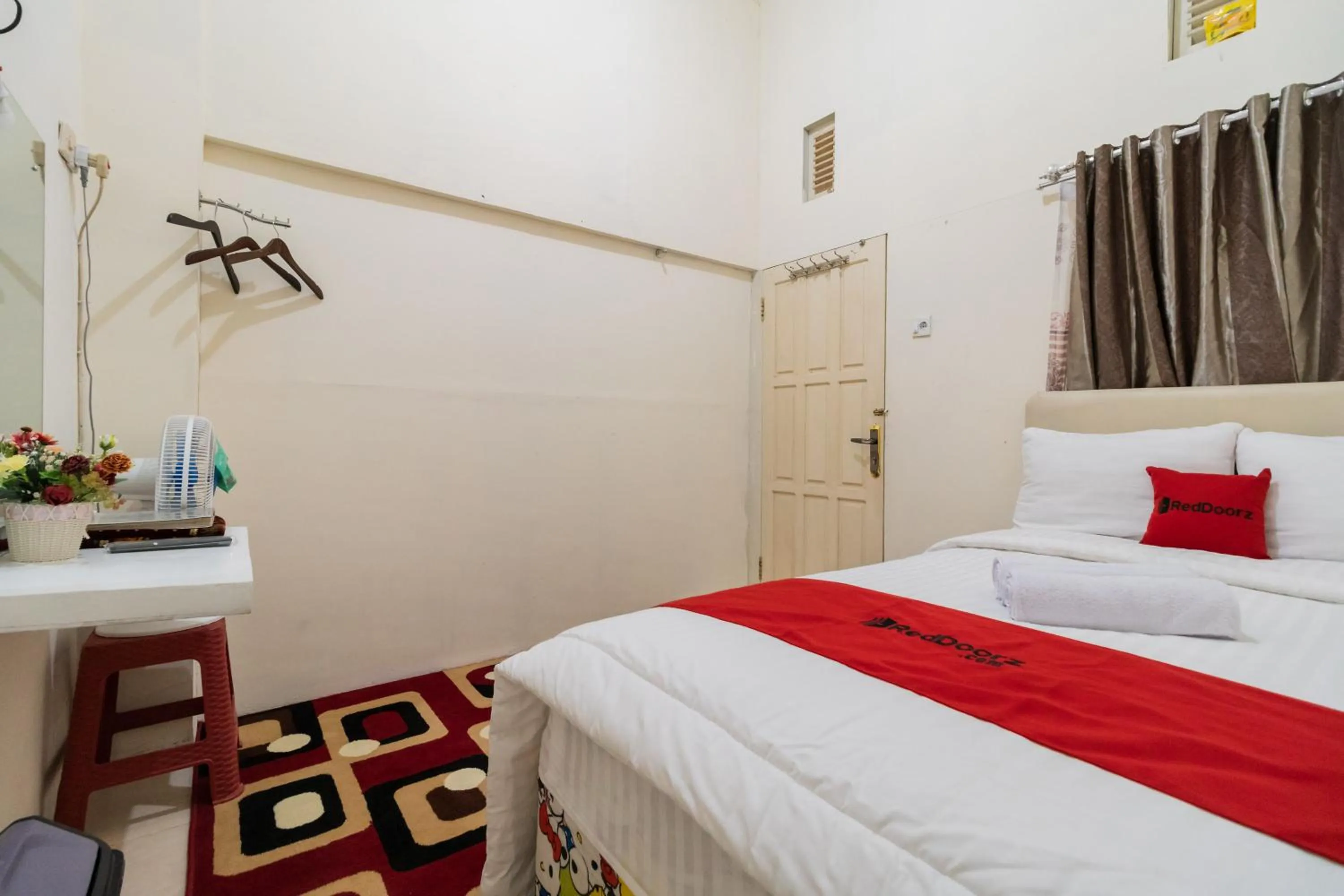 Bedroom, Bed in RedDoorz Syariah near Pasar Aur Kuning