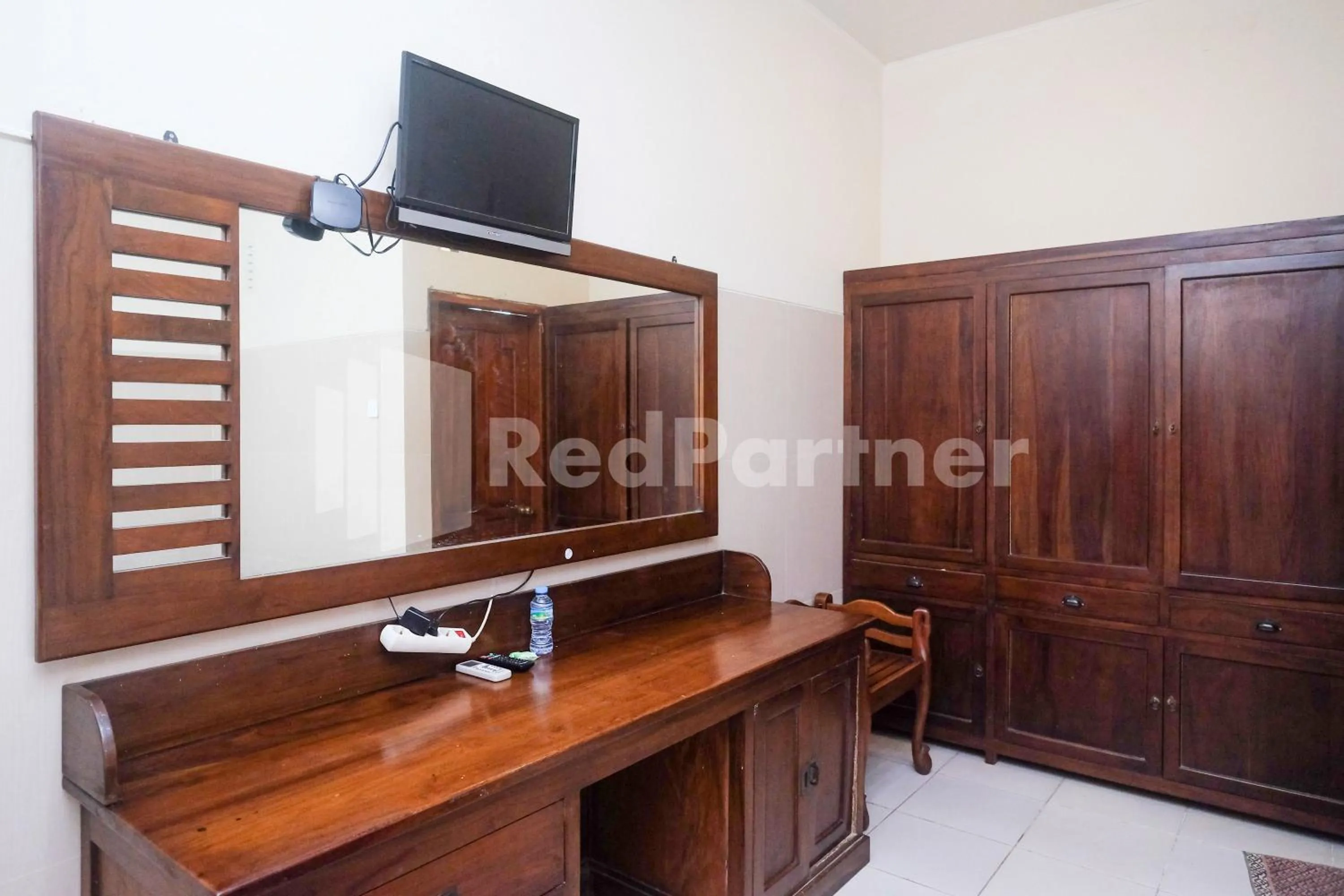 TV and multimedia in Wisma Garuda Syariah Condoongcatur Mitra RedDoorz