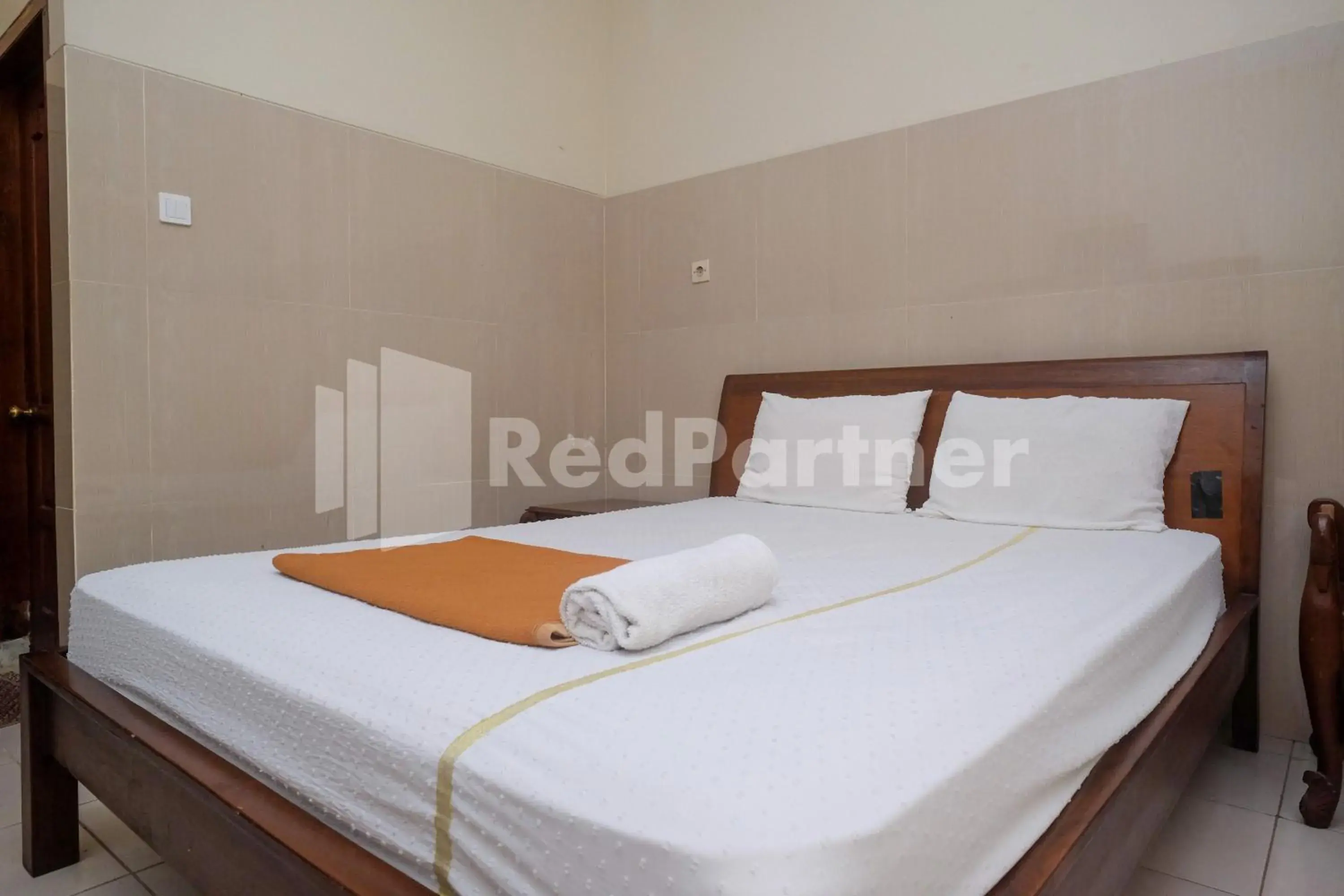 Standard Double Room in Wisma Garuda Syariah Condoongcatur Mitra RedDoorz Standard Double Room in Wisma Garuda Syariah Condoongcatur Mitra RedDoorz
