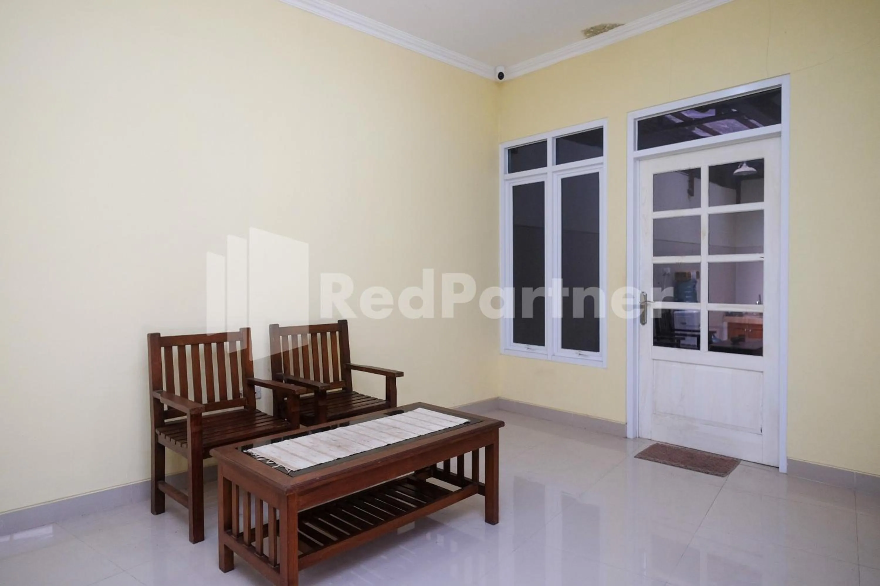 Seating area in Wisma Garuda Syariah Condoongcatur Mitra RedDoorz