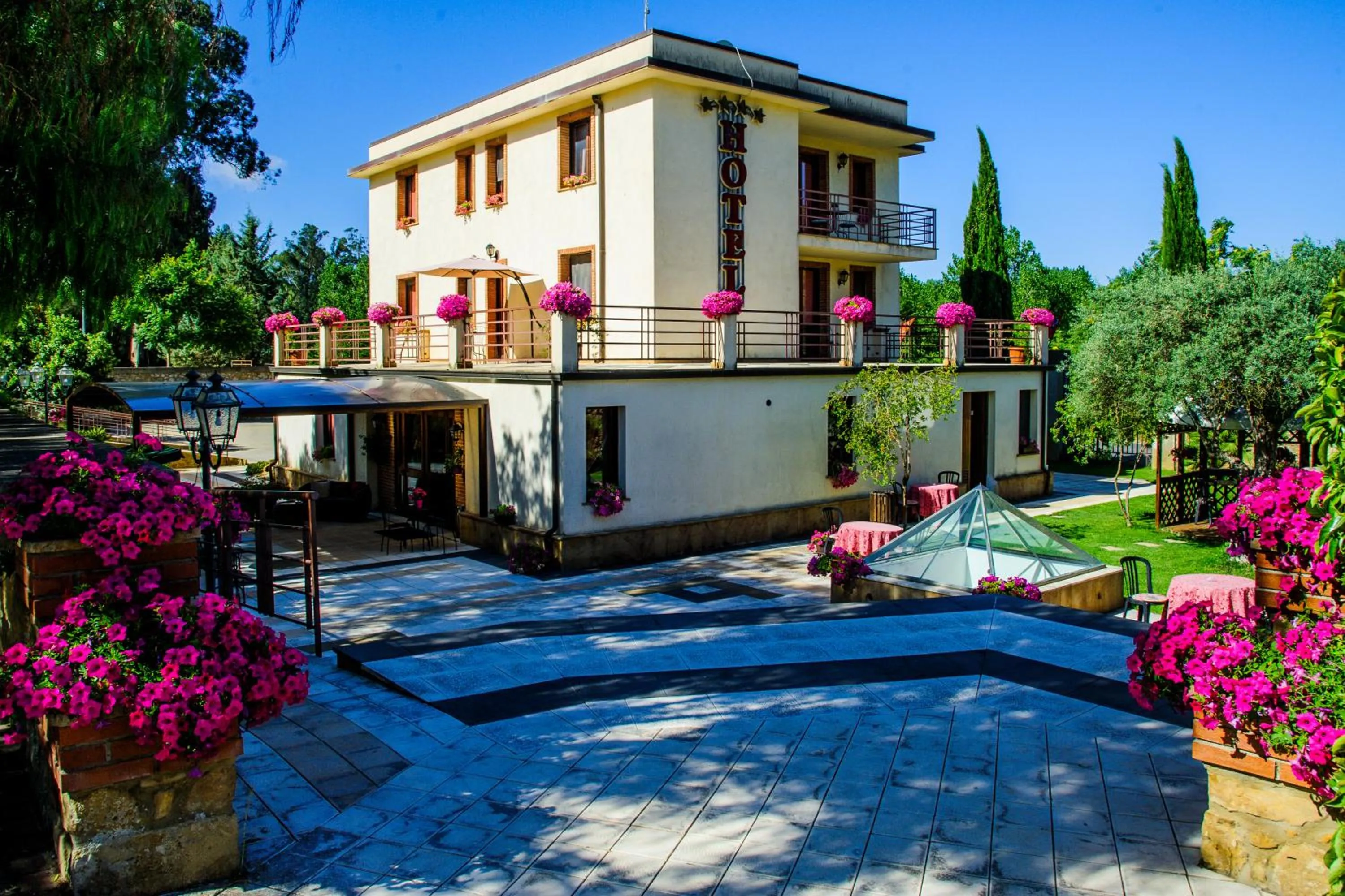 Facade/entrance in Hotel Al Ritrovo