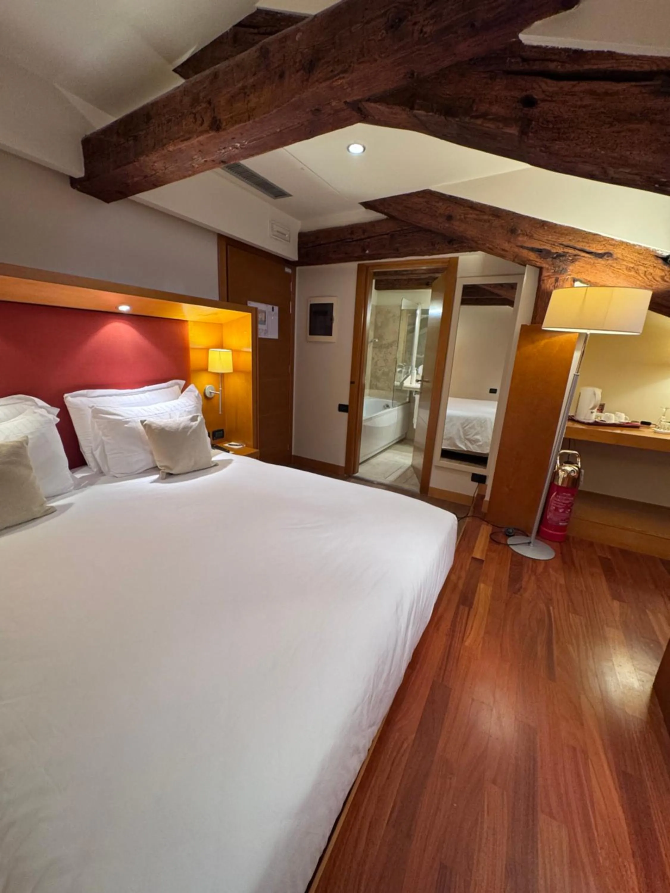 fireplace, Bed in Ruzzini Palace Hotel