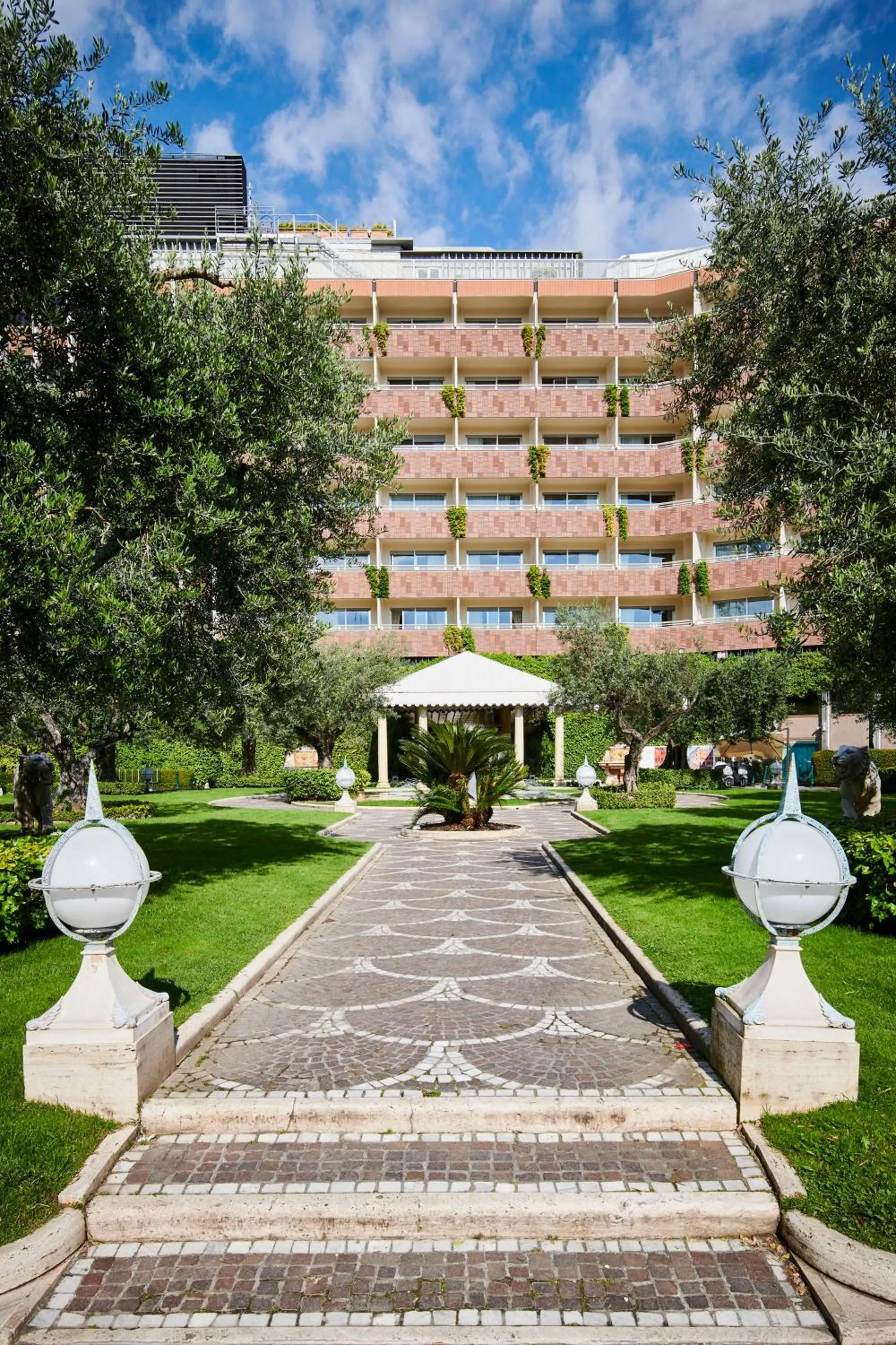 Inner courtyard view in Rome Cavalieri, A Waldorf Astoria Hotel