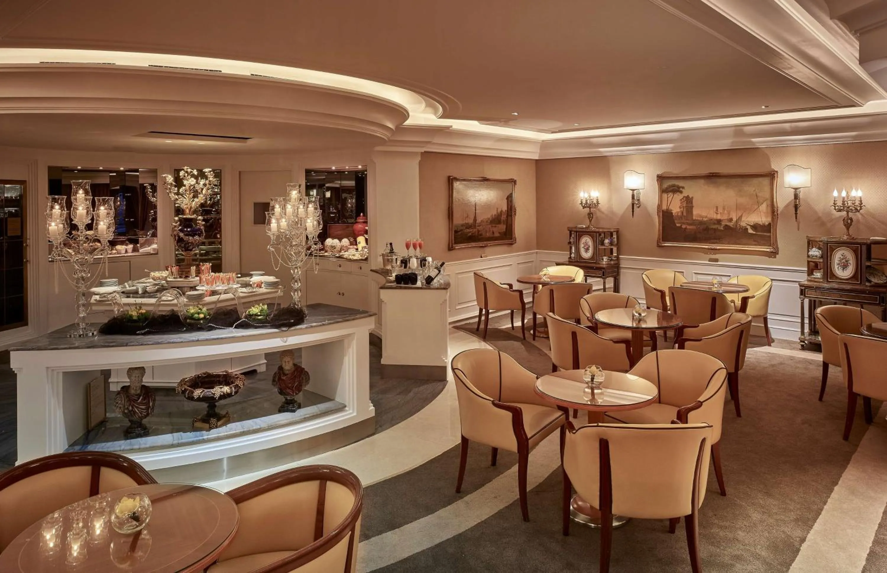 Lobby or reception in Rome Cavalieri, A Waldorf Astoria Hotel
