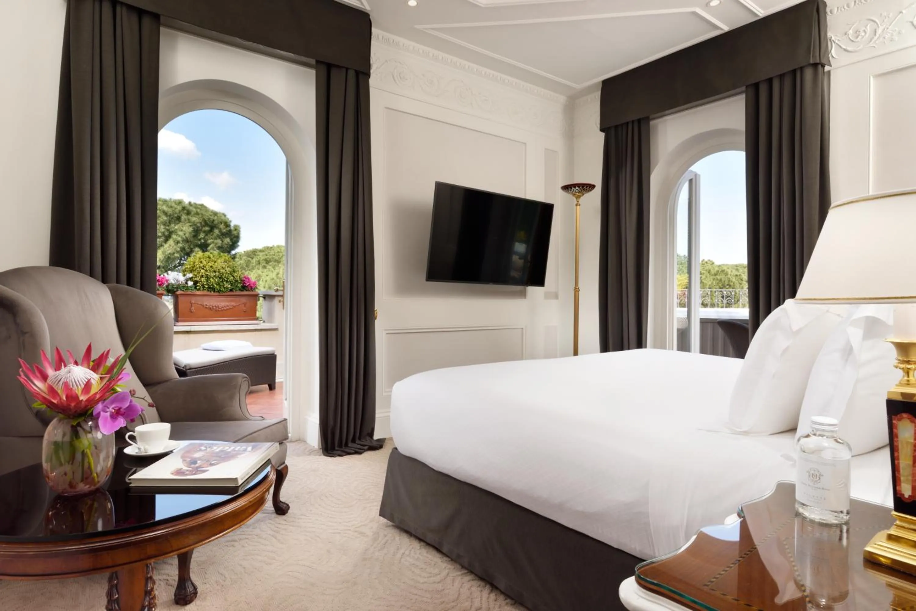 Communal lounge/ TV room, Bed in Hotel Splendide Royal - The Leading Hotels of the World