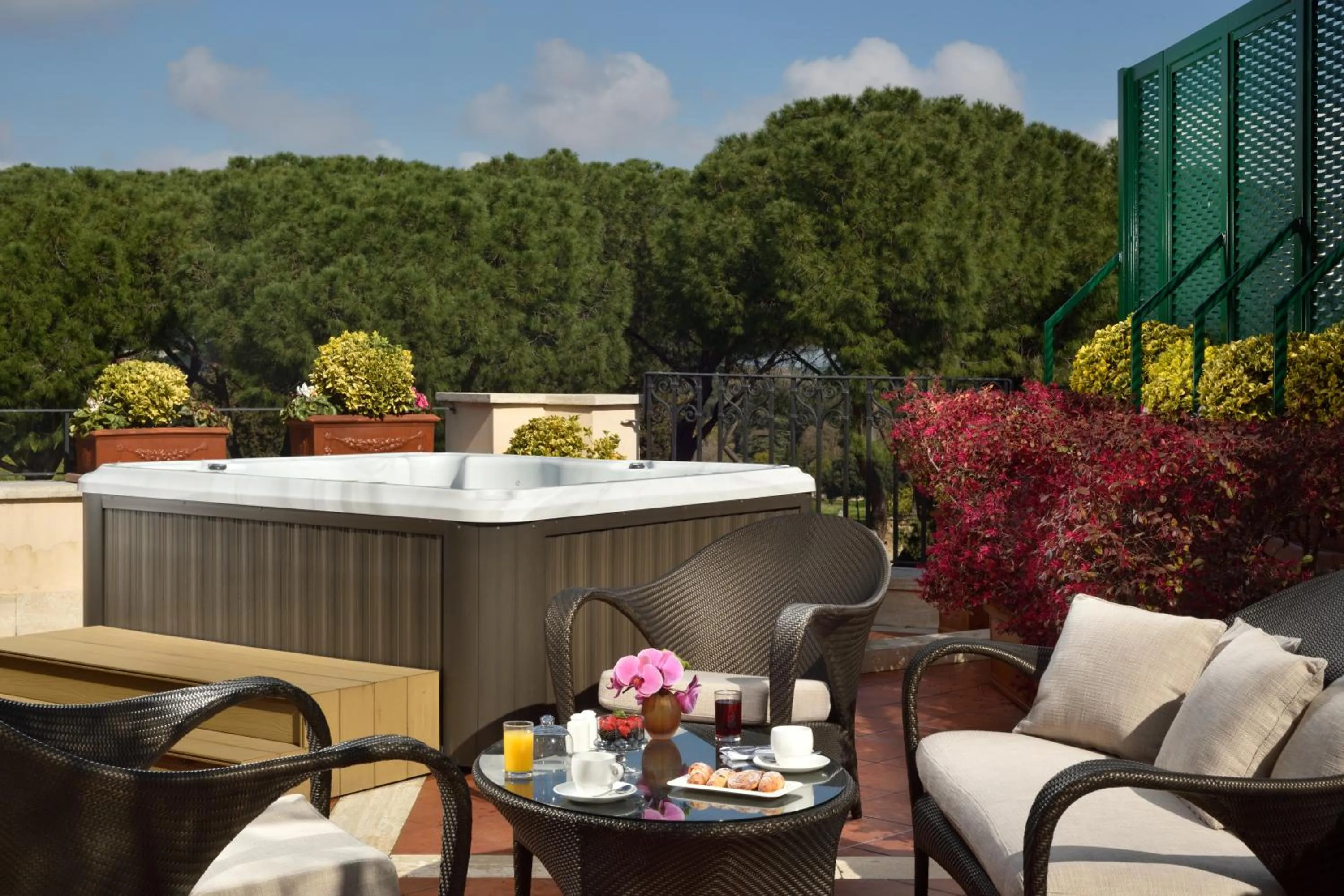 Patio in Hotel Splendide Royal - The Leading Hotels of the World
