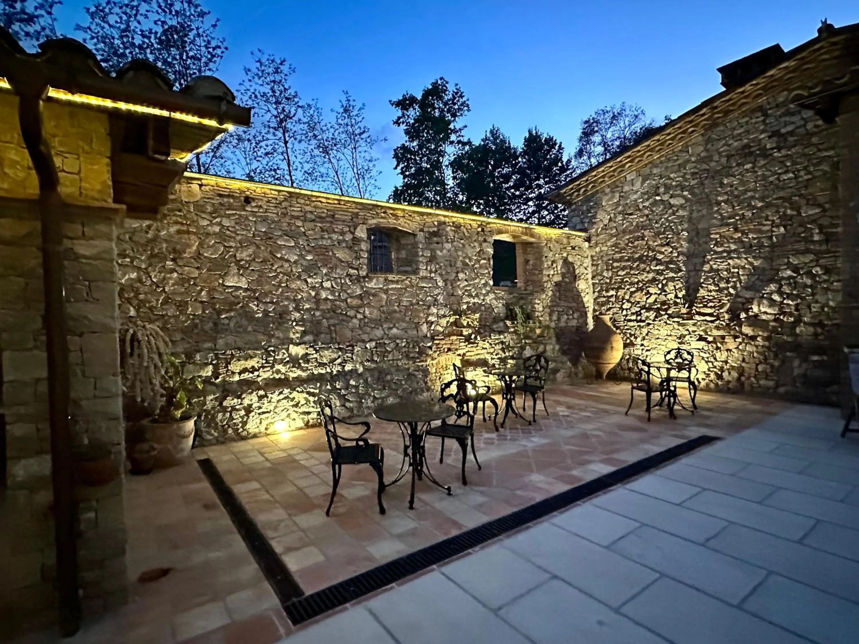 Patio in Masia Can Viver - Olive oil tourism B&B