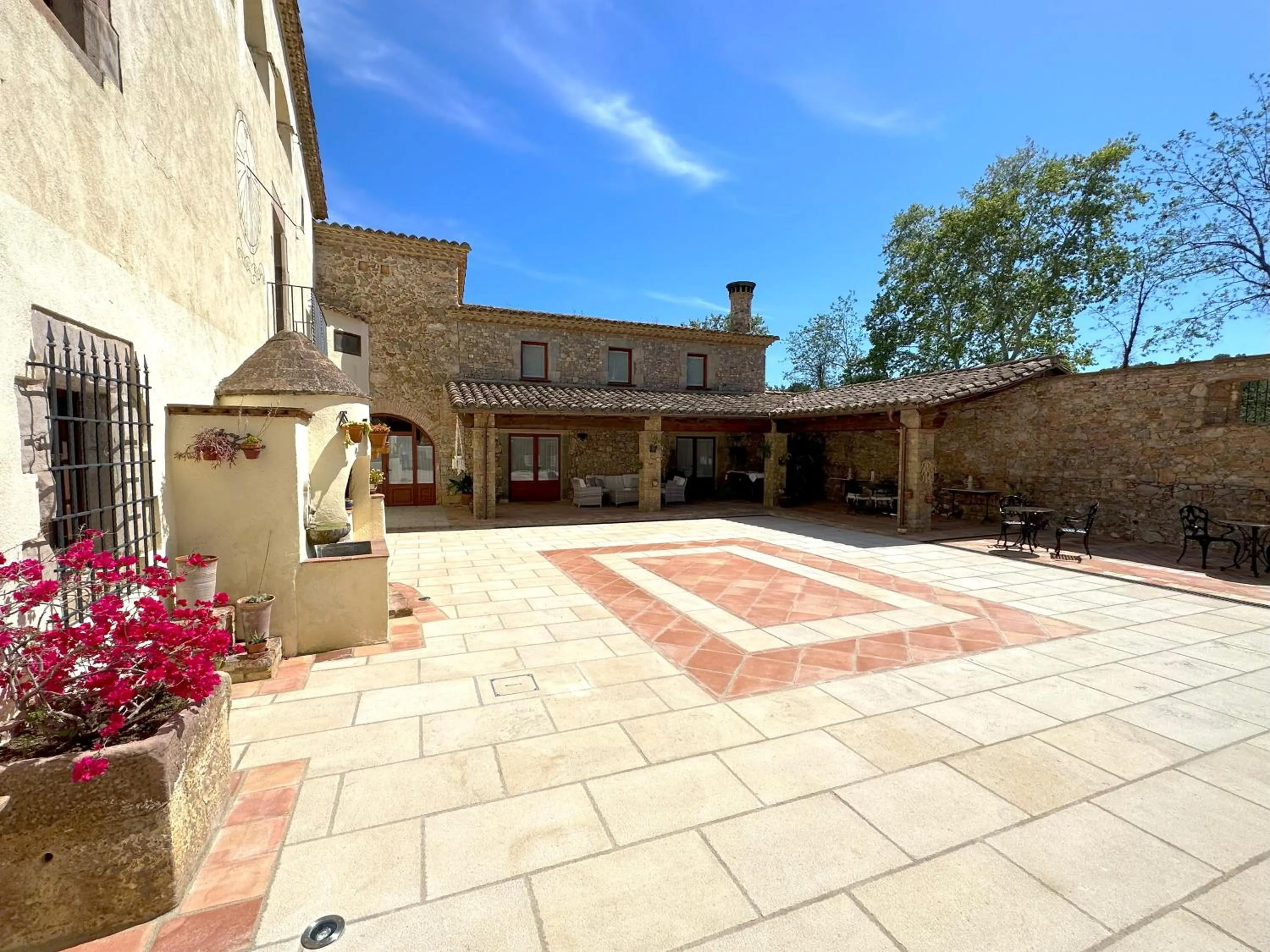 Patio in Masia Can Viver - Olive oil tourism B&B