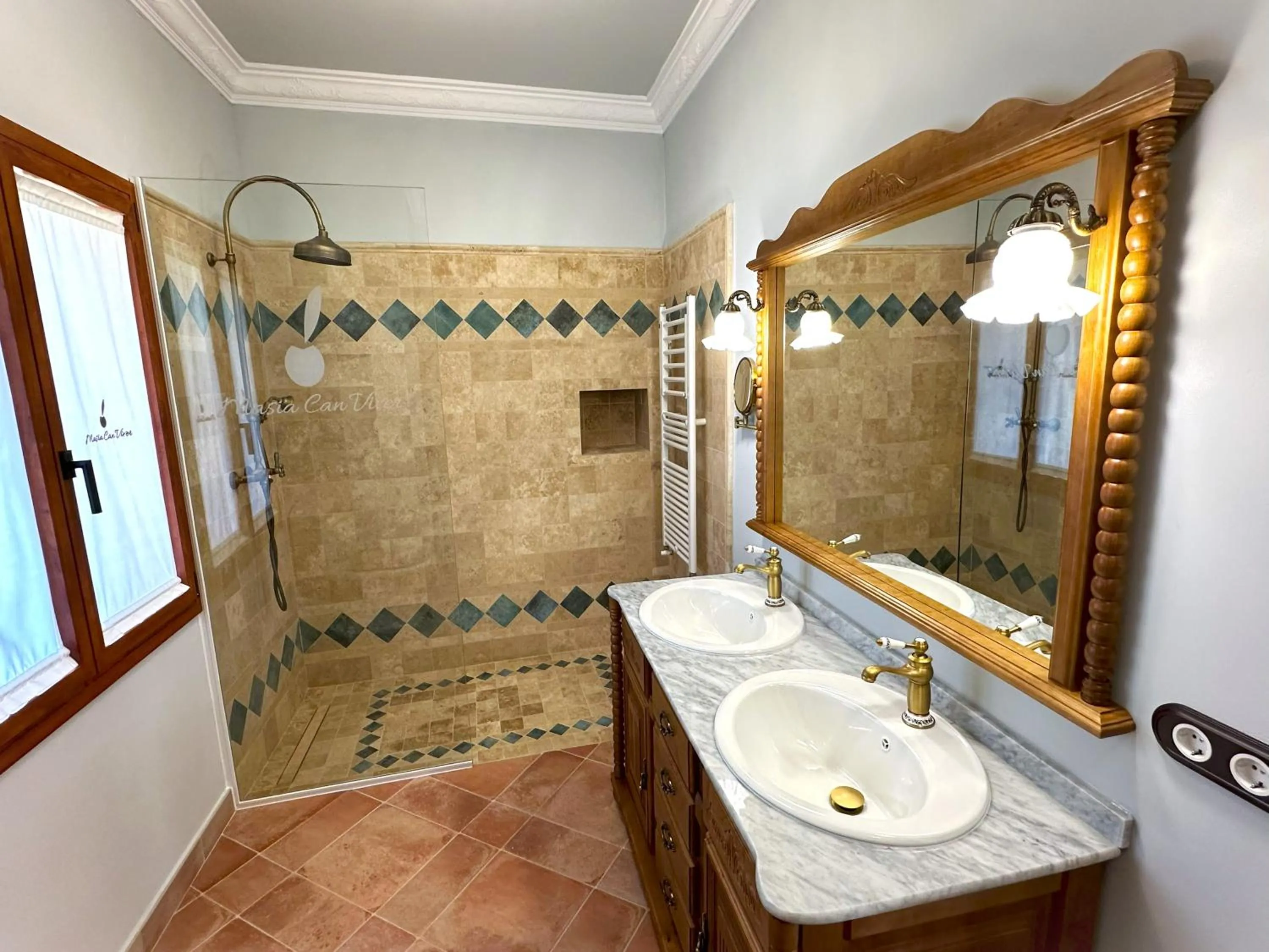 Shower in Masia Can Viver - Olive oil tourism B&B