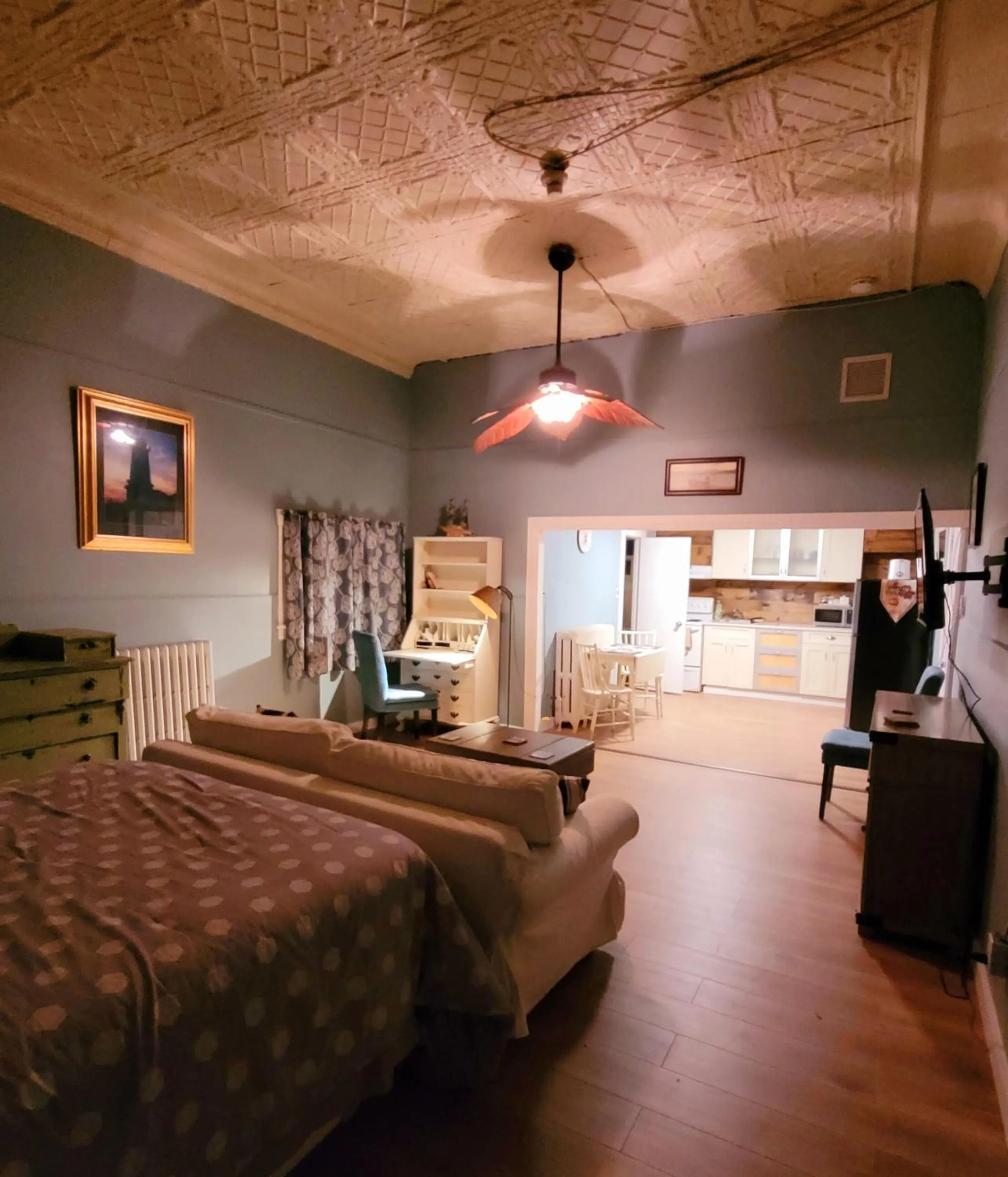 Living room, Bed in Canalside Restaurant & Inn