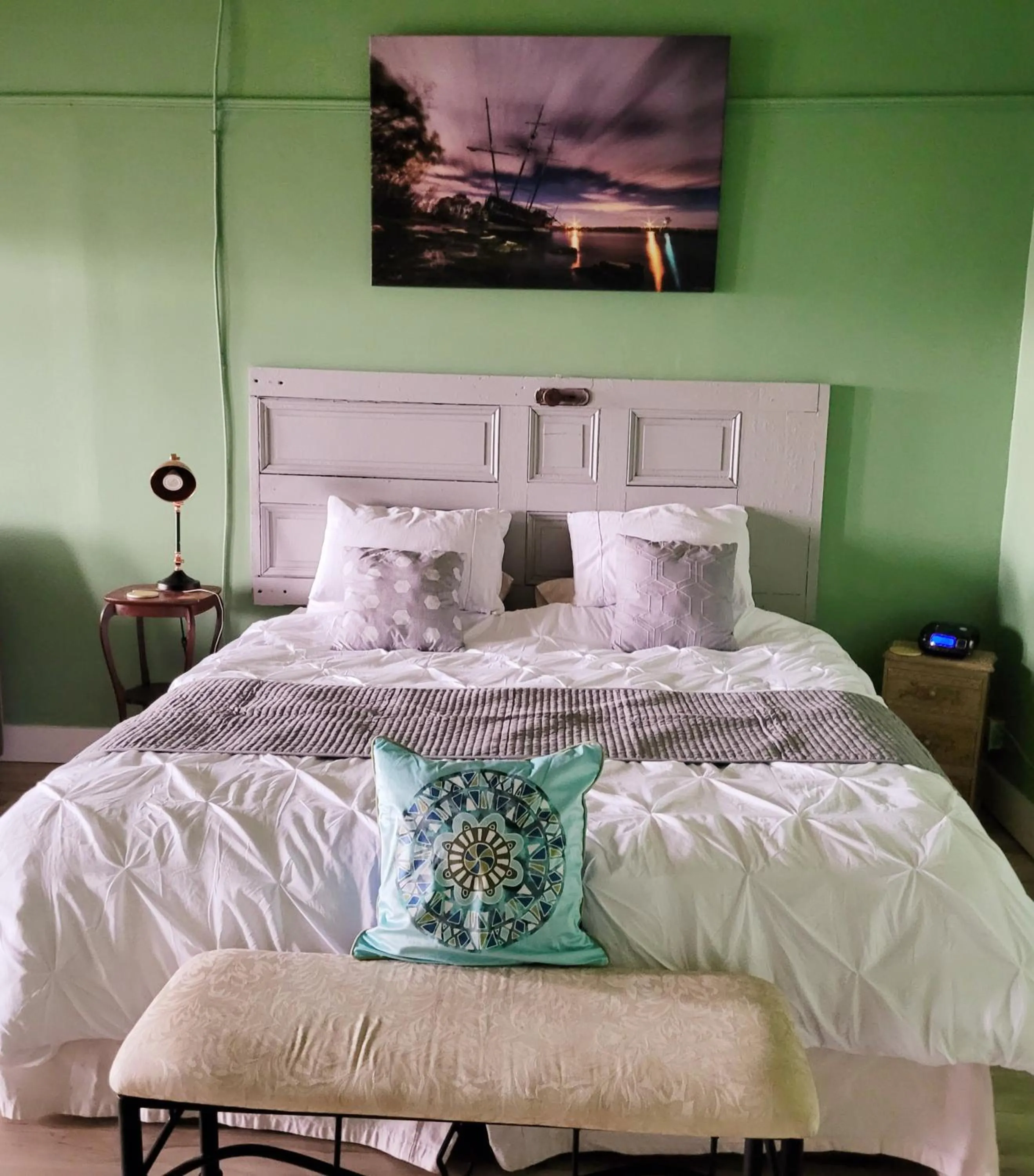 Bed in Canalside Restaurant & Inn