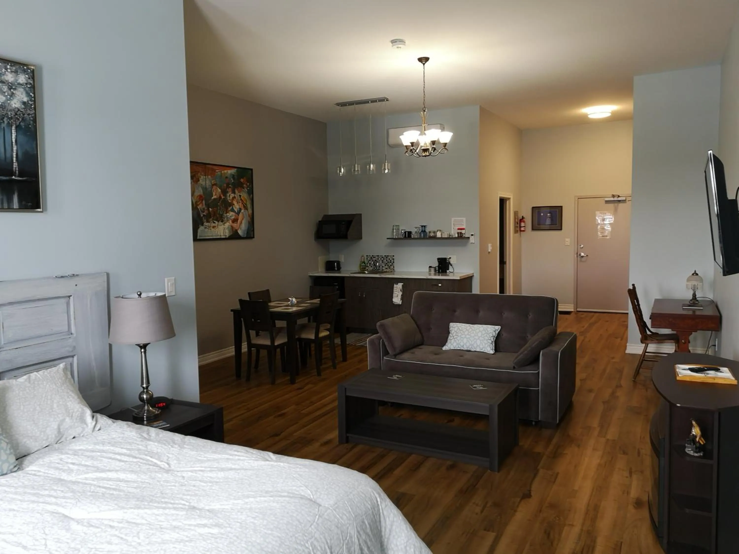 Photo of the whole room, Bed in Canalside Restaurant & Inn