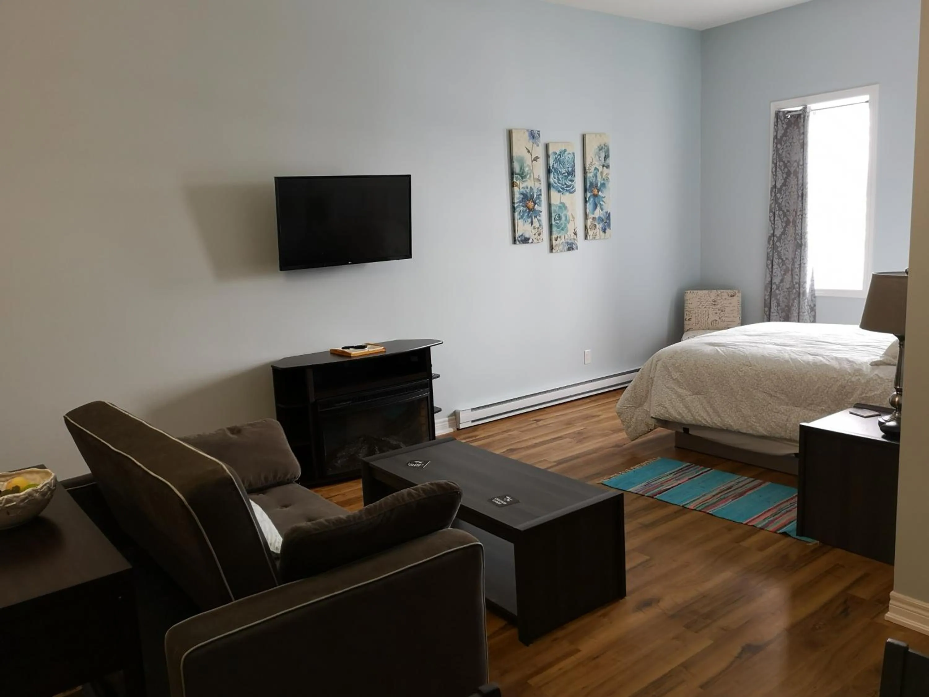 Living room, Bed in Canalside Restaurant & Inn