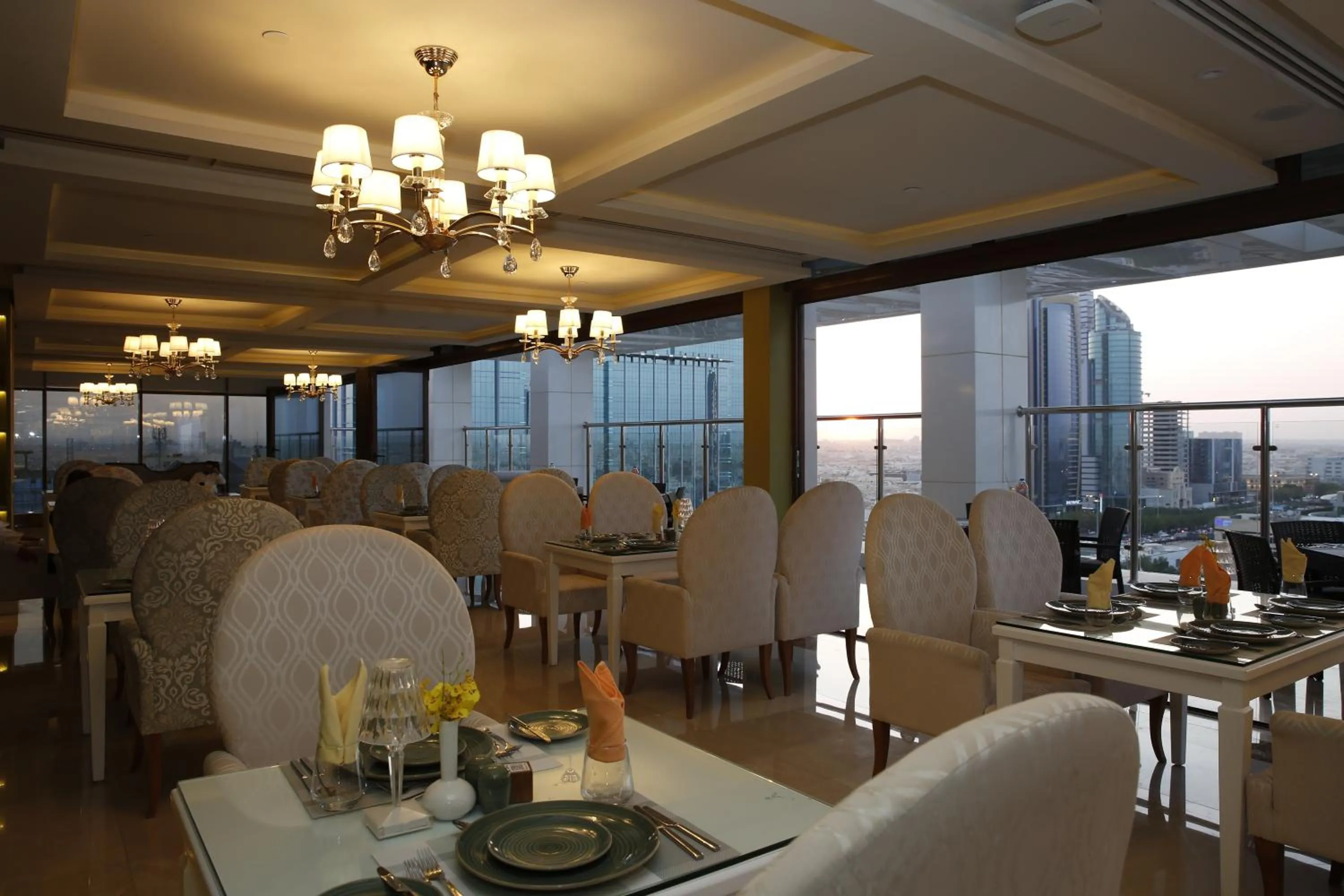 Restaurant/places to eat in Cantonal Hotel by Warwick