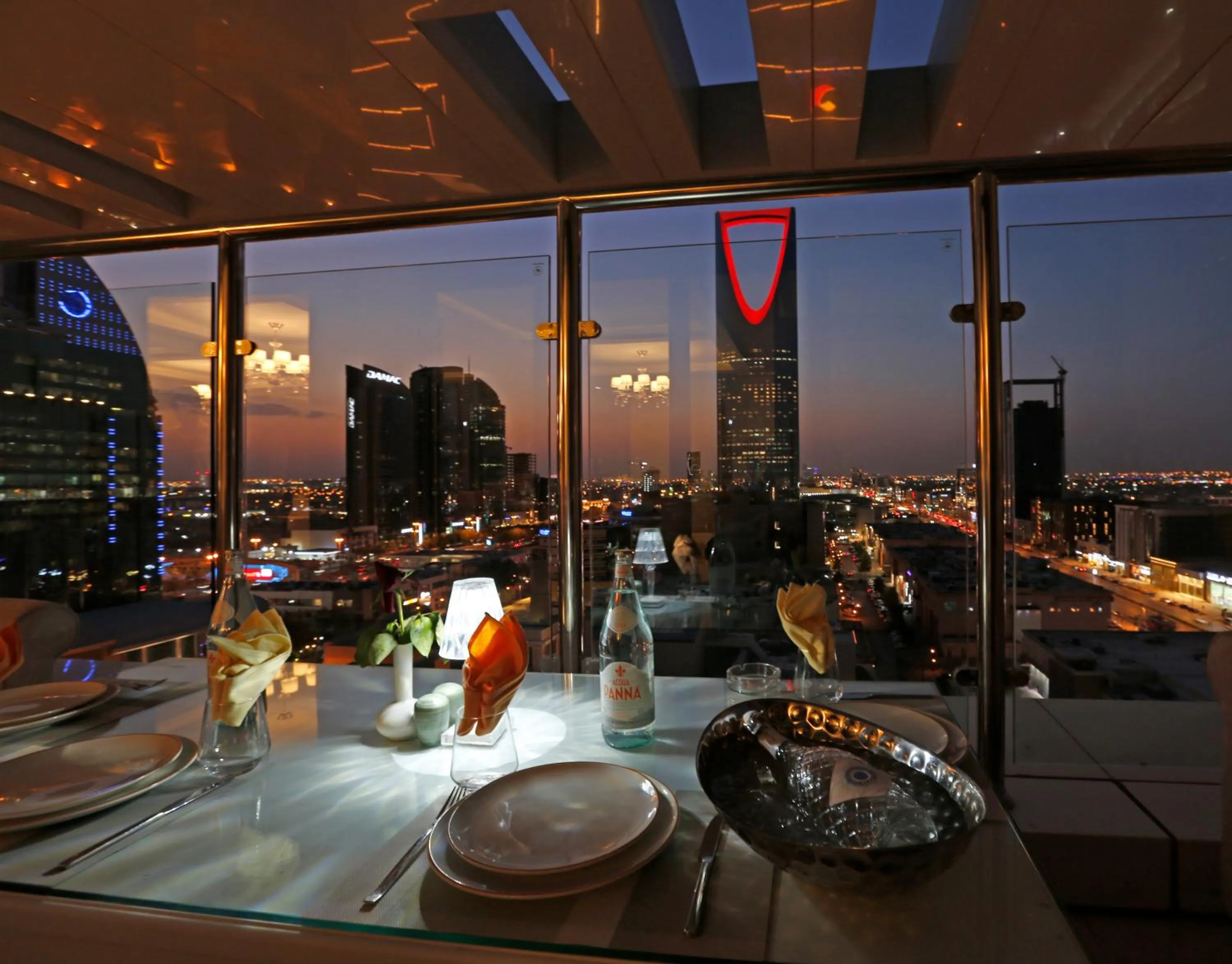 Restaurant/places to eat in Cantonal Hotel by Warwick