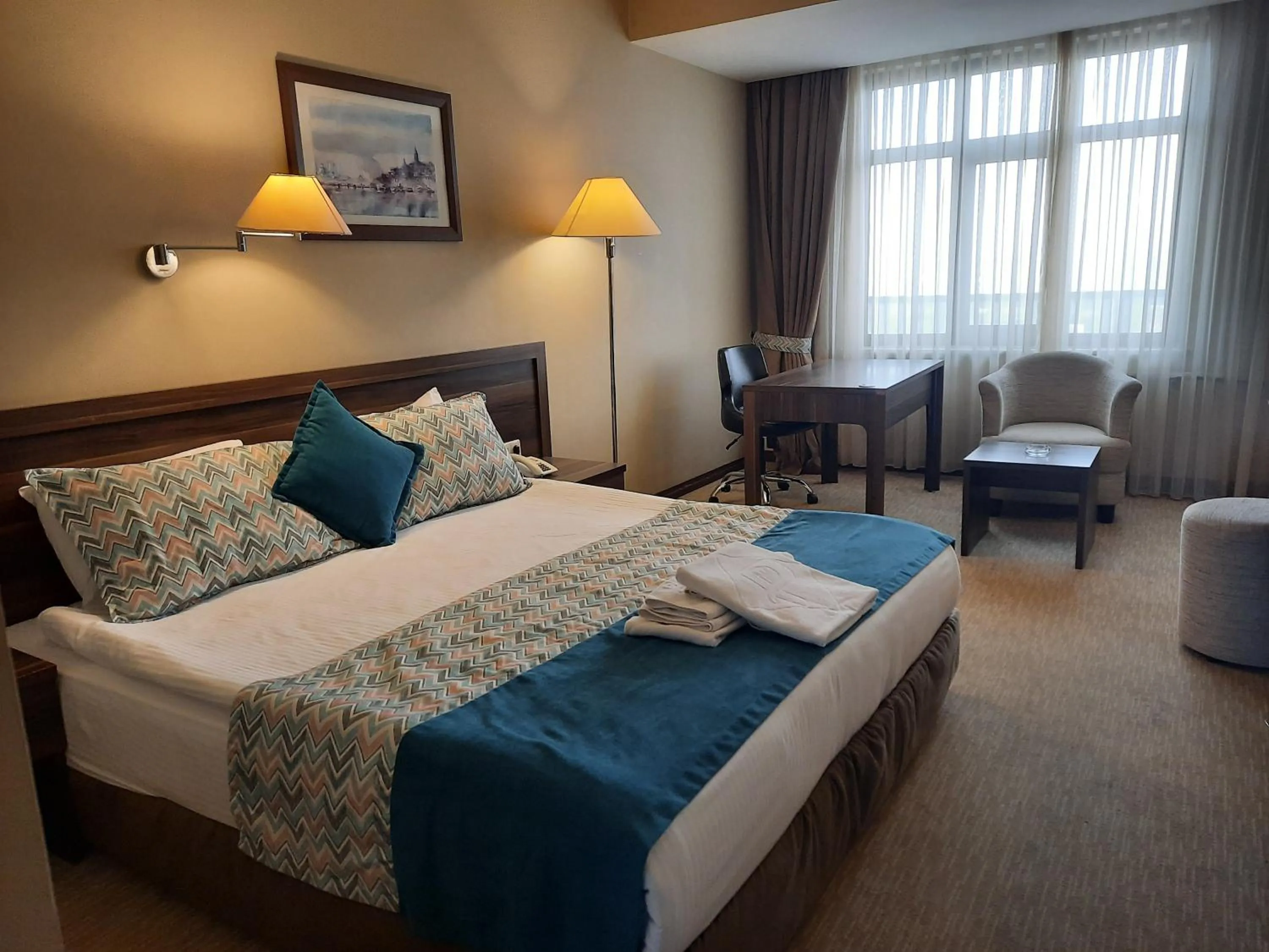 Communal lounge/ TV room, Bed in Plaza Hotel Diyarbakir